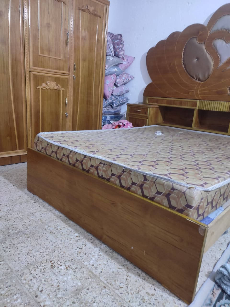 سلام عليكم غرفه البيع نضيفه حيل السعر 850وبيه مجال***********
