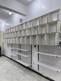 أرفف خشبية • معلقة • نظيفة