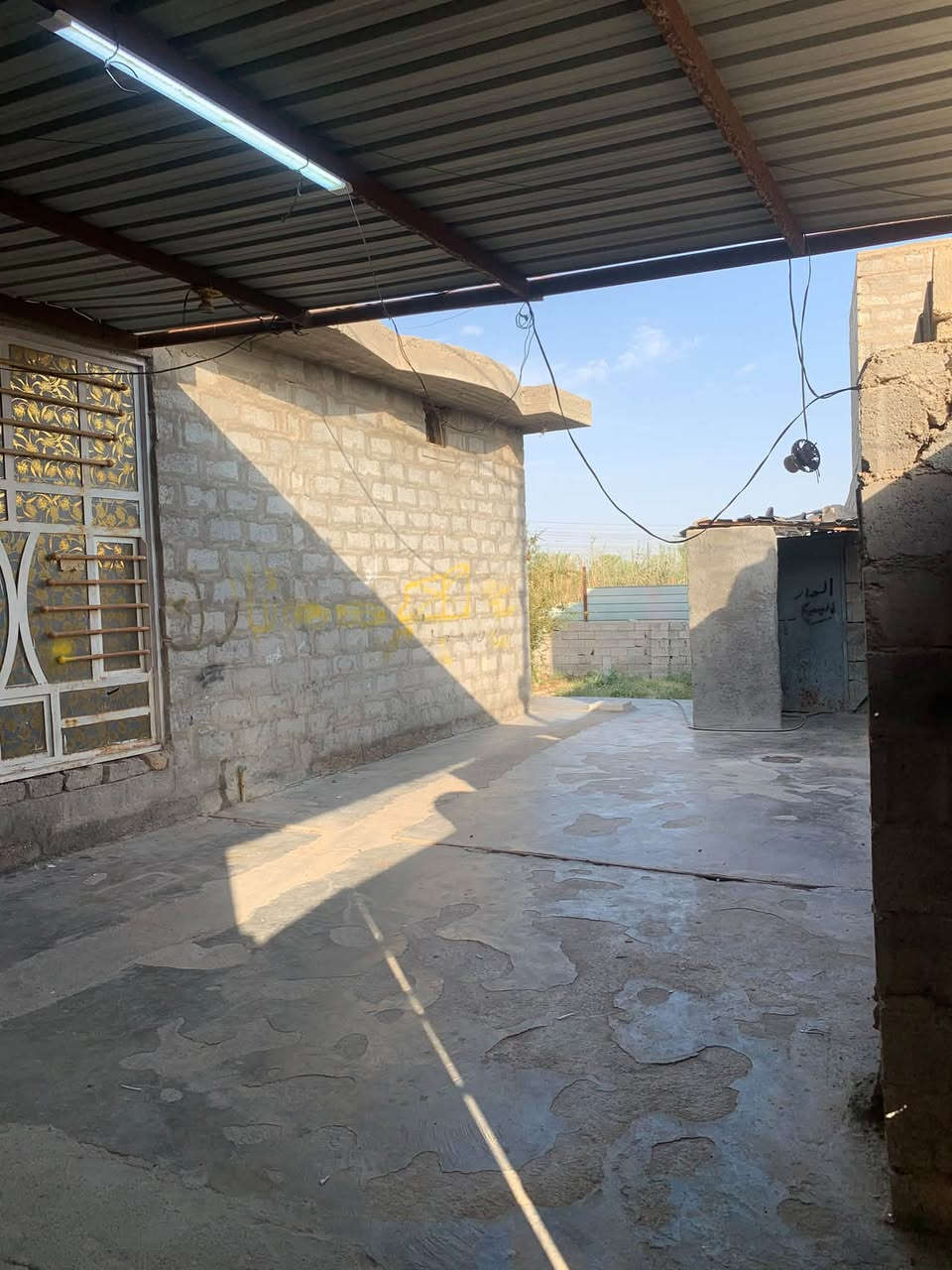 سلام عليكم بيت البيع المساحه الكليه 500 متر البناء 200 البيت متكون غرفتين نوم او. صاله او ستقبال او مخزن خارجي  بيت متكون من مجاري او ومي او كهرباء او سوك قريب عليك  العنوان  بغداد التاجي هور الباشه قرب جامع الهدايه البيت زراعي عقد 25 
وتساب ***********
وتساب ***********
الخط مفتوح ***********
سعر 68 بي مجال
