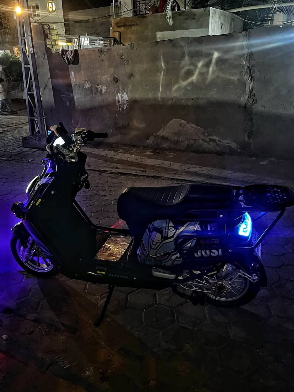 سلام عليكم 
دراجه شحن كاسحه مزوده موديل 2026 
6 بطاريات 🔋الواحده 42 امبير الحجم الاكبر 
ملف 3000 نحاس ضد الماء اقوى ملف دراجه شحن سرعه 120 حقيقي 
مواصفات 
لد عالي جداً 
مزوده بـ رماش بلادي عالي جداً 
دسكات رياضي 
درع حمايه 180 درجه 
اربع اشاير 
ويل رياضي 
دي جي عالي 
مثبت سرعه 
نضام البك R 
نضام P الوقوف 
ستيرن رياضي ينفتح وينسد نفس البطح 
صندوق داخلي 
دبلات قويه 
مكفوله من الشخط 
مكان نجف 
تواصل *********** واتساب واتصال
