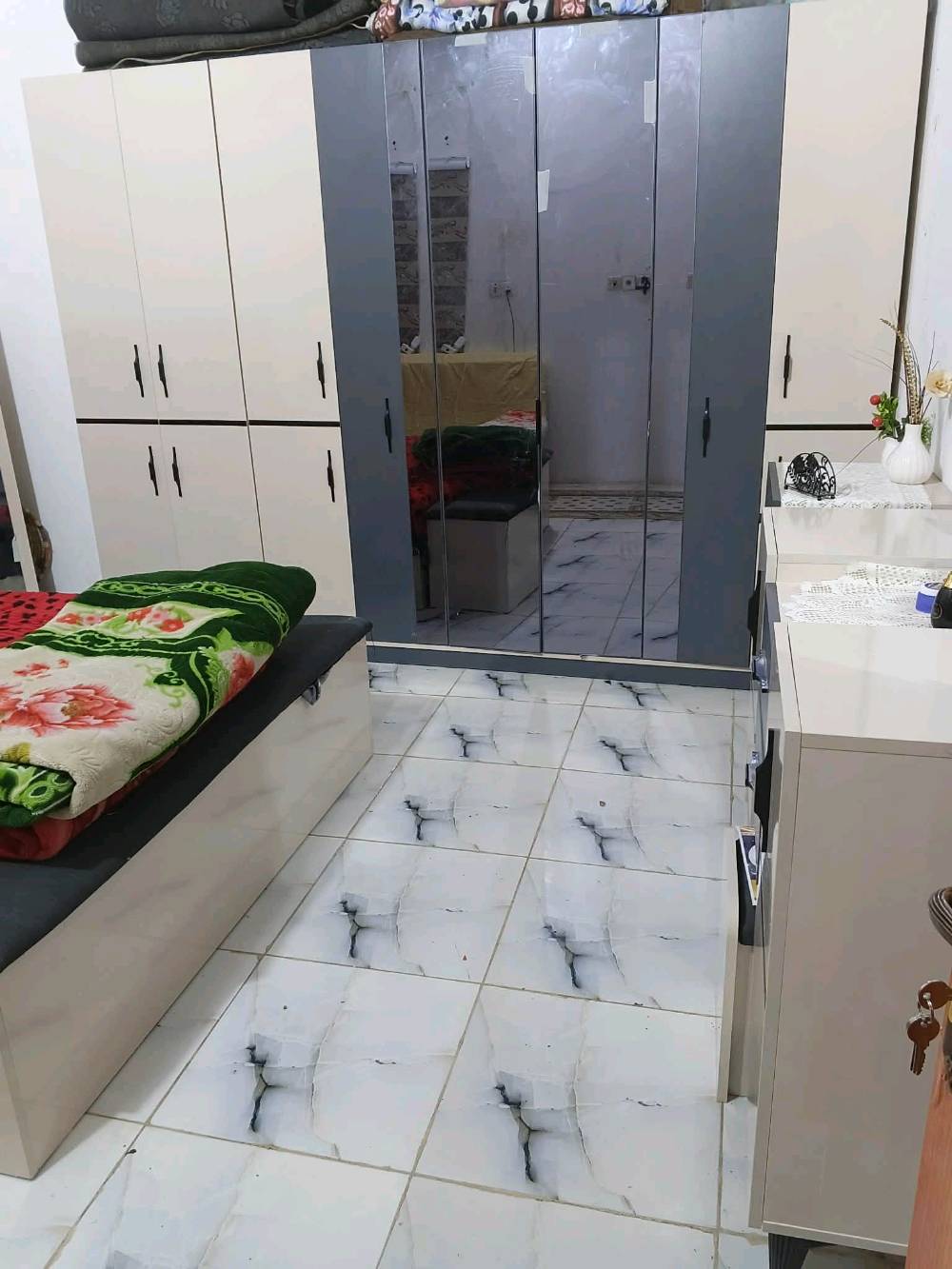 سلام عليكم بيت بل جزيره بل فيروزيه الجسر لأول مقابل مدرسه العنفوان طابقين مساحه 150متر استقبال وطارمه وحمام خارجي ومطبخ وصاله وغرفه وحمام داخلي ومنور فوك غرفتين وصاله وحمام وسطح السعر ٩٢ هو والكاونتر وبي مجال