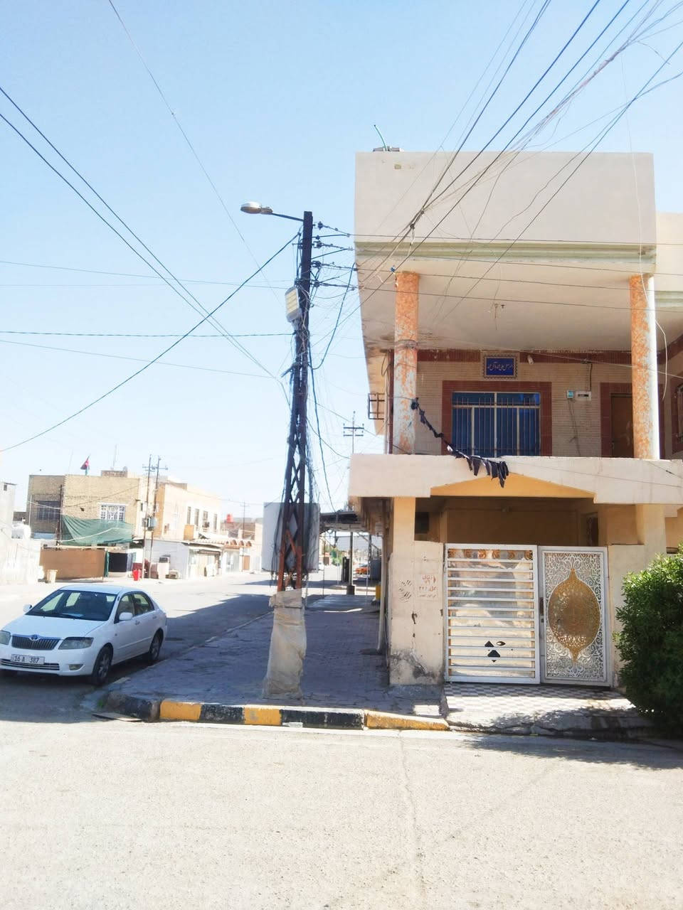 للبيع منطقة انوار الصدر طابقين بيت بال ١٥٠ متر. ركن على شارعين الطابق الاول استقبال هول مطبخ وغرفة نوم صحيات خارجية الطابق الثاني ٣ غرف نوم وصالة وحمام *********** فقط واتساب اوماسنجر
