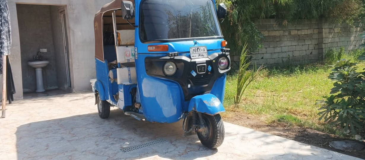 من رخصت الادمن
تك تك موديل 20رقم بغداد تحويل ثاني يوم  بيها خيط تنقيص رقم عربي تخم تاير جديد مكفوله من الشرك والصبغ 
سعرها 6.5وبيها مجال حق الجيه
***********
