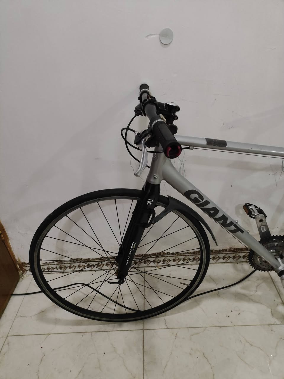 🚴‍♂️ بايسكل C700 للبيع
🔹 الماركة: Giant
🔹 ارتفاع الفريم: M
🔹 سستم سرام بدون نقال أمامي
🔹 3 قطع كاربون:
 • بوري سرج كاربون
• ركبة كاربون
• ماشّة كاربون
🔹 بريك خلفي فقط
🔹 نظيفة
🔹 جامَلغ أمامي وخلفي

💰 السعر: 190 ألف، بي مجال
🚚 يوجد توصيل
📍 مكاني: كوت
📞 ***********
