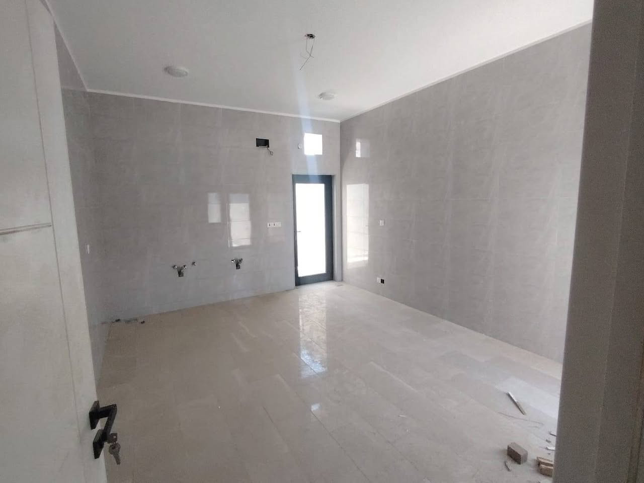 الدار مساحته ٢٠٠ متر مربع
موقعه ركن وعلى الحديقة
بالزون الثالث البلوك السابع
عدد الغرف ٣ 
الحمامات ٣
مطبخ + صالة جلوس + استقبال
مدينة جذع النخلة السكنية قرب ملعب جذع النخلة
السعر المطلوب ٤٢٠ وبي مجال

للتواصل مراسلة واتساب ***********
