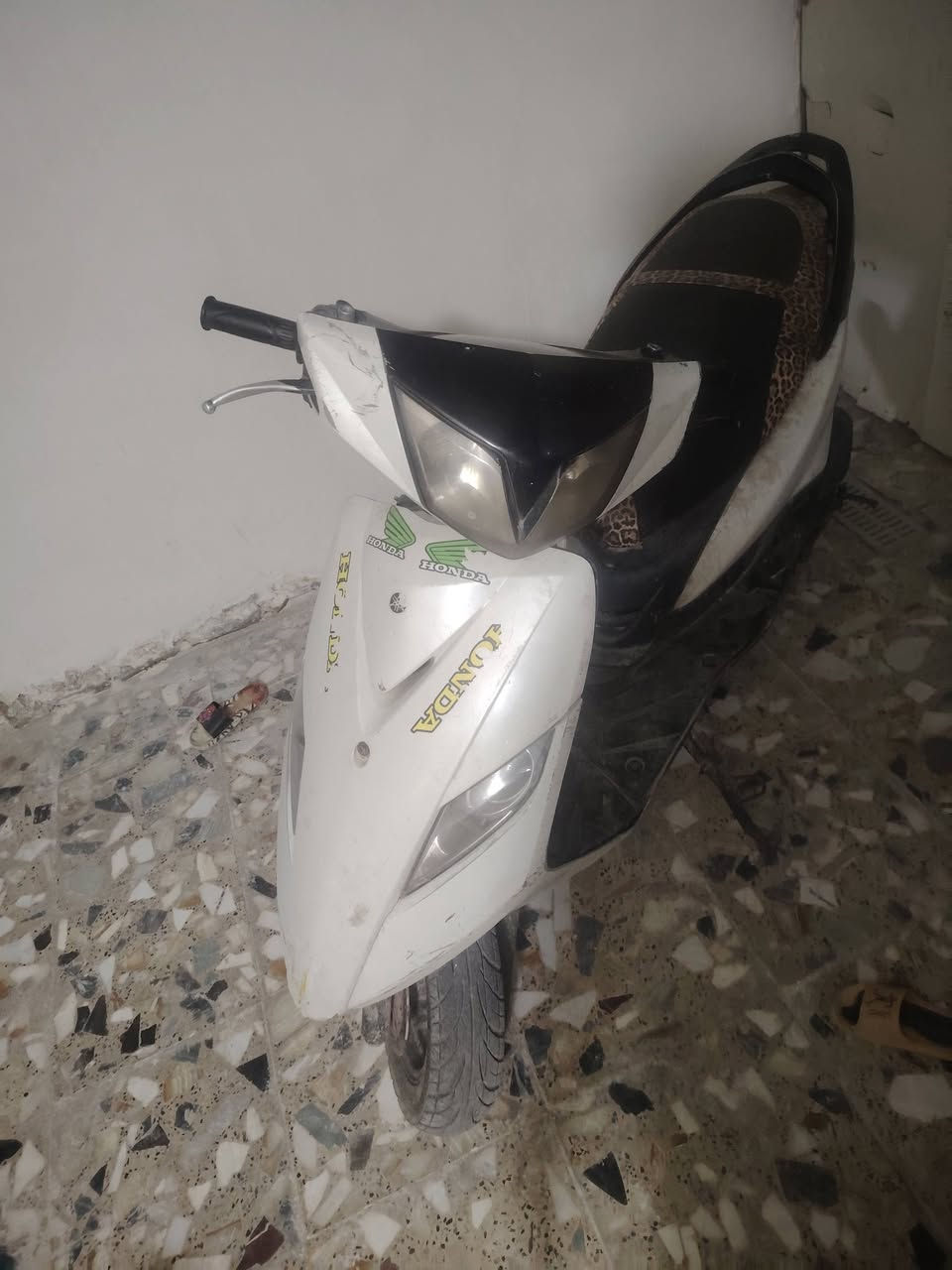 السلام عليكم شباب دراجه ثعلب للبيع دراجه شغاله سلف هندر كهربائيات كل شغالات طاكه فشكه مال دبل ويرادلهه تفيلس الدراجه مكان مدينه الصدر *********** السعر ٢٥٠ وبيهه مجال
