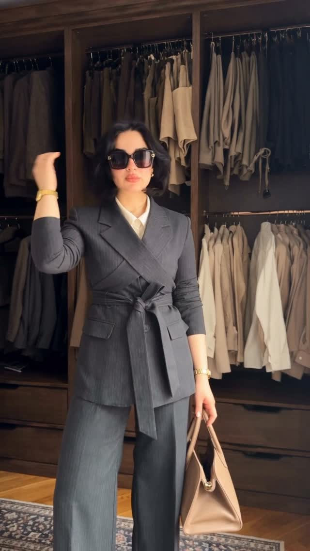 مو مجرد طقم… هذا حضور 🔥
تفاصيل تلفت، وأناقة تنشاف من أول نظر
تفاصيل بالستوري🥹
