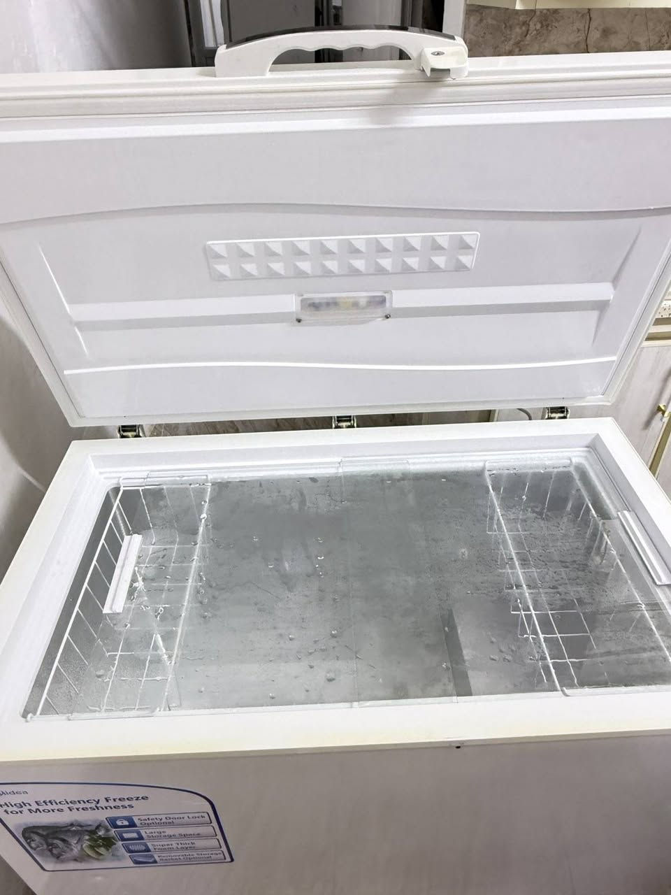 مجمدة ایستعمال قلیل أفقية تبريد مباشر من مايديا ❄️
مکانی اربیل شاره 60 

***********اطواصل خاص

المواصفات الأساسية: 
- سعة كبيرة 14 قدم. 
- ضاغط استوائي قوي مخصص للمناطق الحارة.
- تحكم ميكانيكي بدرجة الحرارة. 
- تقنية التبريد الذكي.
- السلال قابلة للتحريك.
- باب مغناطيسي للإحكام. 
- ثبات فتح الباب بأمان بأي زاوية بين 45 و75 درجة دون الحاجة لإمساكه. 
- أنبوب التبريد على شكل حرف "D"، بما يضمن تجميد أكثر فاعلية من خلال تغطية مساحة أكبر.
- قفل خارجي. 
- ضوء داخلي LED.
- اللون: أبيض.
- الأبعاد: العرض 112 سم، العمق 65 سم، الارتفاع 85 سم.
- الضمان: 1شهر 
- السعر: 330 ألف دينار.
