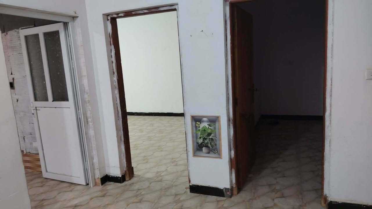 للايجار شقه حي اور 
قرب مدرسة الجماهير 
غرفتين وصاله ومطبخ وصحيات ومناور 
درج خارجي معزول لشارع 
ايجاره 400 
***********
