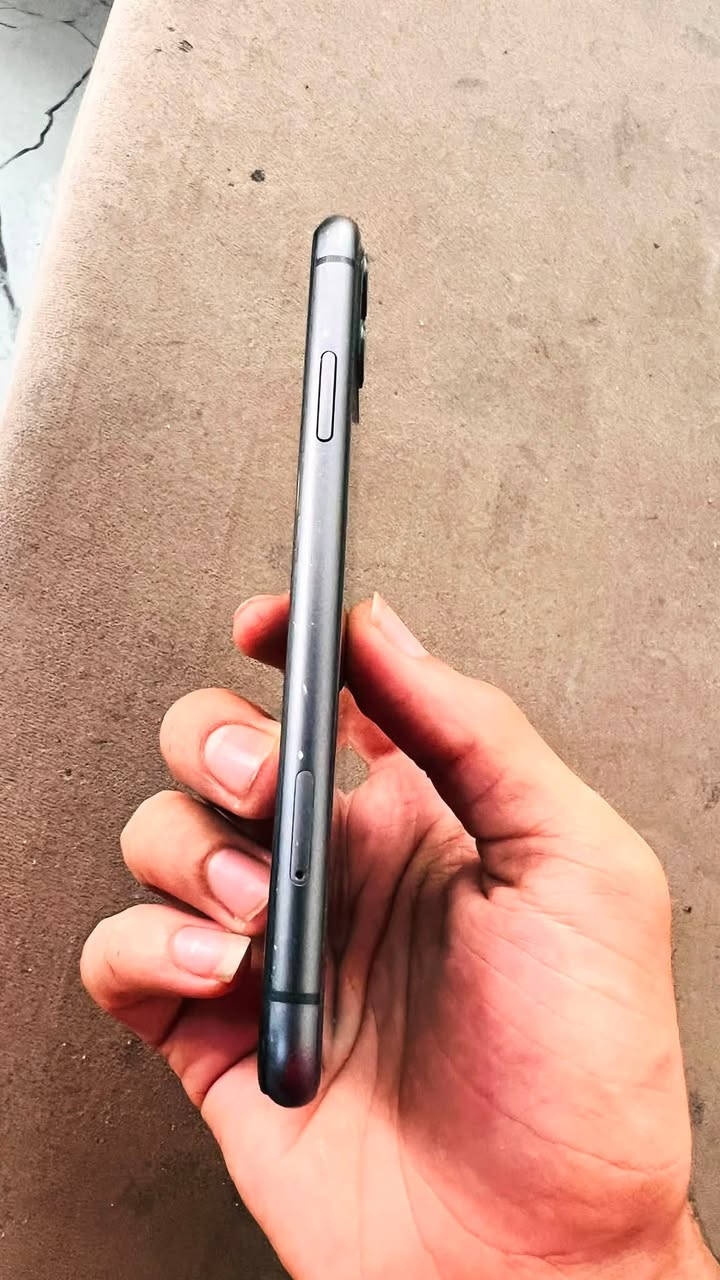 السلام عليكم ايفون 11 عادي 
بطاريه 🔋67
ذاكره 128
ميدل شاشه فيش ايدي عاطل 
شاصي نضيف كلش
لون اسود 
السعر 180 وبي مجال 
*********** مكان نجف حي المكرمه
