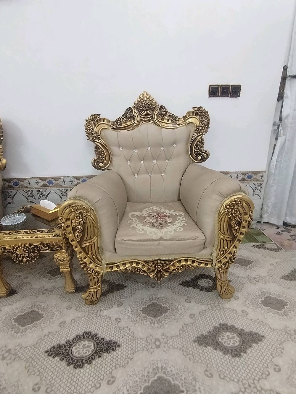 تخم ملكي خشب اصلي استعمال قليل جدًا يجي عشر مقاعد و تلث طبلات ثگال وحده كبيره و اثنين صغار السعر 600,000 الف دينار عراقي وبي مجال ***********
