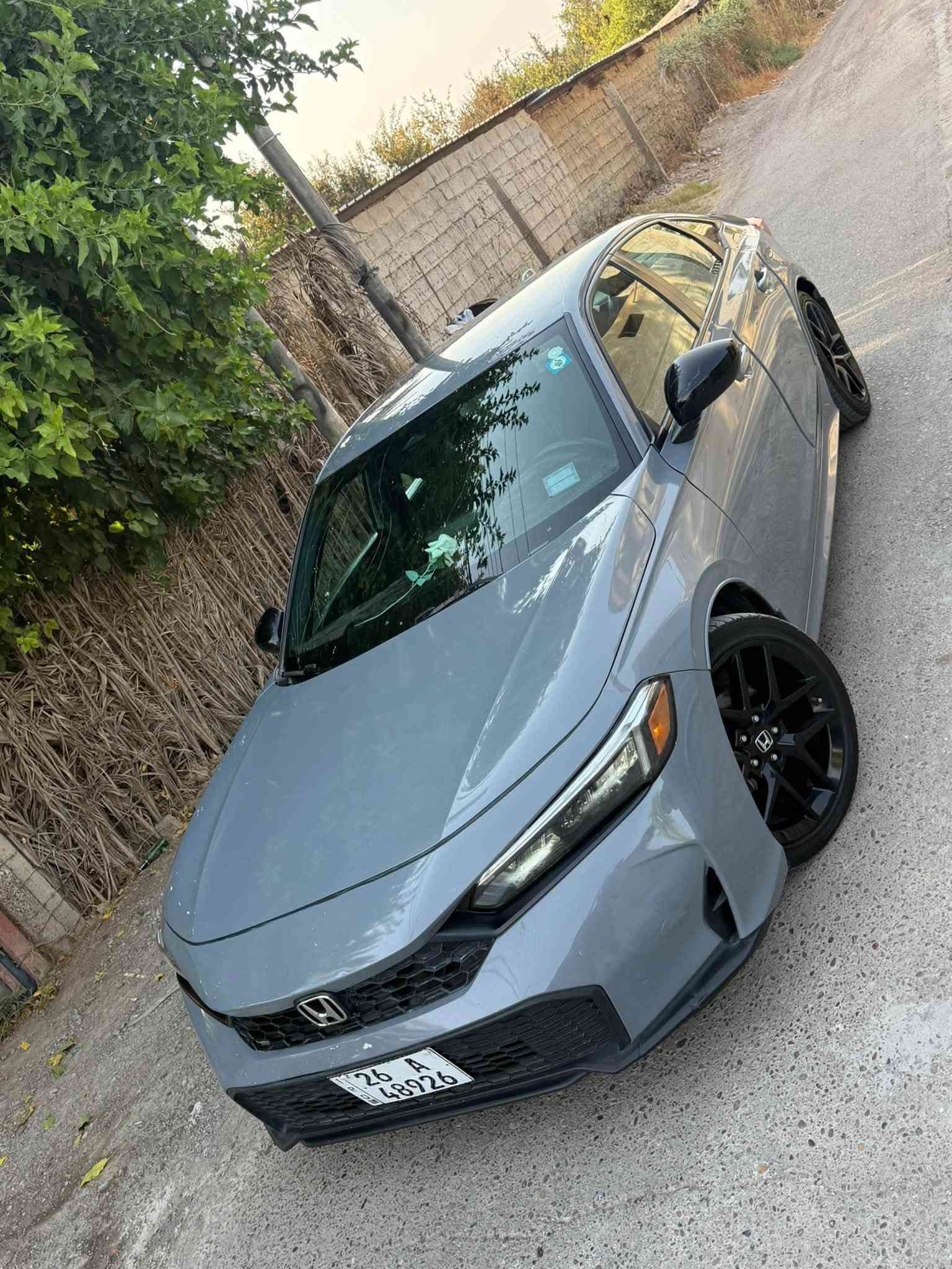 هوندا سيفيك SPORT 2025 🔥
130$ وبيها مجال بسيط

السلام عليكم ورحمة الله وبركاته 🌹

🚘 Honda Civic Sport 2025
💎 نظافة استثنائية – سيارة مال بيت

▪️ محرك 2.0 تنفس طبيعي
▪️ ماشية 45,000 كم
▪️ لوحات صلاح الدين إنجليزي 🇮🇶
▪️ استخدام شخصي ومال بيت
▪️ السيارة ما متعوبه نهائياً

   
* تنفس طبيعي
* DOHC، 16 صمام
* Dual VTC
* حقن مباشر للوقود
* القوة: 150 حصان
* العزم: 133 lb-ft ≈ 180 نيوتن.م
* دفع أمامي FWD
* أوضاع قيادة: ECON / Normal / Sport
* بدالات تبديل خلف المقود Paddle Shifters
* تشغيل عن بُعد للمحرك
* نظام إيقاف/تشغيل المحرك Idle Stop 

الخارجية

* جنوط ألمنيوم رياضية 18 إنج Gloss Black
* إطارات 235/40 R18
* مرايا جانبية كهربائية بلون أسود لامع ومدفأة
* Smart Entry
* قفل تلقائي عند الابتعاد عن السيارة
* عادم بتشطيب كروم
* تصميم Sport خارجي رياضي 

الداخلية والراحة

* مقاعد Combination
* دركسون مغلف بالجلد
* مقبض جير مغلف بالجلد
* دواسات رياضية Sport Pedals
* مسند ذراع خلفي
* المقاعد الخلفية قابلة للطي 60/40
* تشغيل بصمة/زر Push Button Start
* فرامل يد كهربائية مع Auto Hold
* Hill Start Assist 

الشاشة والترفيه

* شاشة لمس ملونة 7 إنج
* شاشة معلومات للسائق 7 إنج TFT
* Apple CarPlay
* Android Auto
* Bluetooth
* نظام صوتي 180 واط
* USB-C
* منفذ 12V 

الأمان

* Honda Sensing
* نظام فرملة لتخفيف الاصطدام CMBS
* تحذير الاصطدام الأمامي FCW
* تحذير مغادرة المسار LDW
* نظام المساعدة على البقاء/الحد من الخروج عن الطريق RDM
* كاميرا خلفية
* Blind Spot Information System
* Cross Traffic Monitor
* ABS
* ثبات إلكتروني
* وسائد هوائية أمامية وجانبية وستائرية
* مراقبة ضغط الإطارات TPMS 

🛠️ الحادث:
تبديل قطعتين فقط، شرط بدون اي دواخل.

✅ مكينه گير شواصي والكهربائيات كلها مكفولة.

⭐ سيارة مرتبة ونظيفة جداً، استخدام بيت، وبحالة ممتازة.
⭐ المعاينة خير دليل على نظافتها وحالتها.

📞 للاتصال: [‭***********‬]
