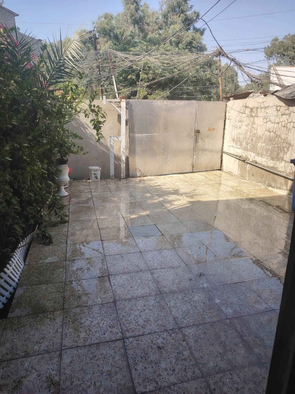 بيت للبيع وقف مساحه ٢٠٥ يحتوي على كراج وحديقه ٤ غرف نوم وصاله كبيره مطبخ حار وبارد كبير مكانه صدر القناه قرب العلاج الطبيعي ع شارع ***********
