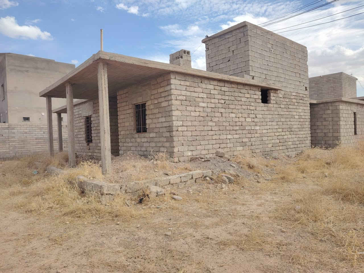 بعد التحيه والسلام
بيت للبيع العنوان مفرق الزاوية يم بانزين خانة اللجي مجاور المدرسه الجديدة المساحه 220متر 
السعر 26 مليون 
الهاتف ***********
