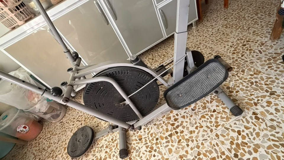 السلام عليكم اغراض للبيع
التلفزيون شغال بدون انترنيت Lg نوعيه ممتازه ب 100 الف وبينو مجال
طباخ خمس عيون نظيف وشغال 250 الف وبينو مجال
جهاز رياضه ثقيل اصلي نوعيه ممتازه ب 100 وبينو مجال 
الي يريدهم يتصل عالرقم
*********** 
الموقع الجانب الايسر حي الامن

