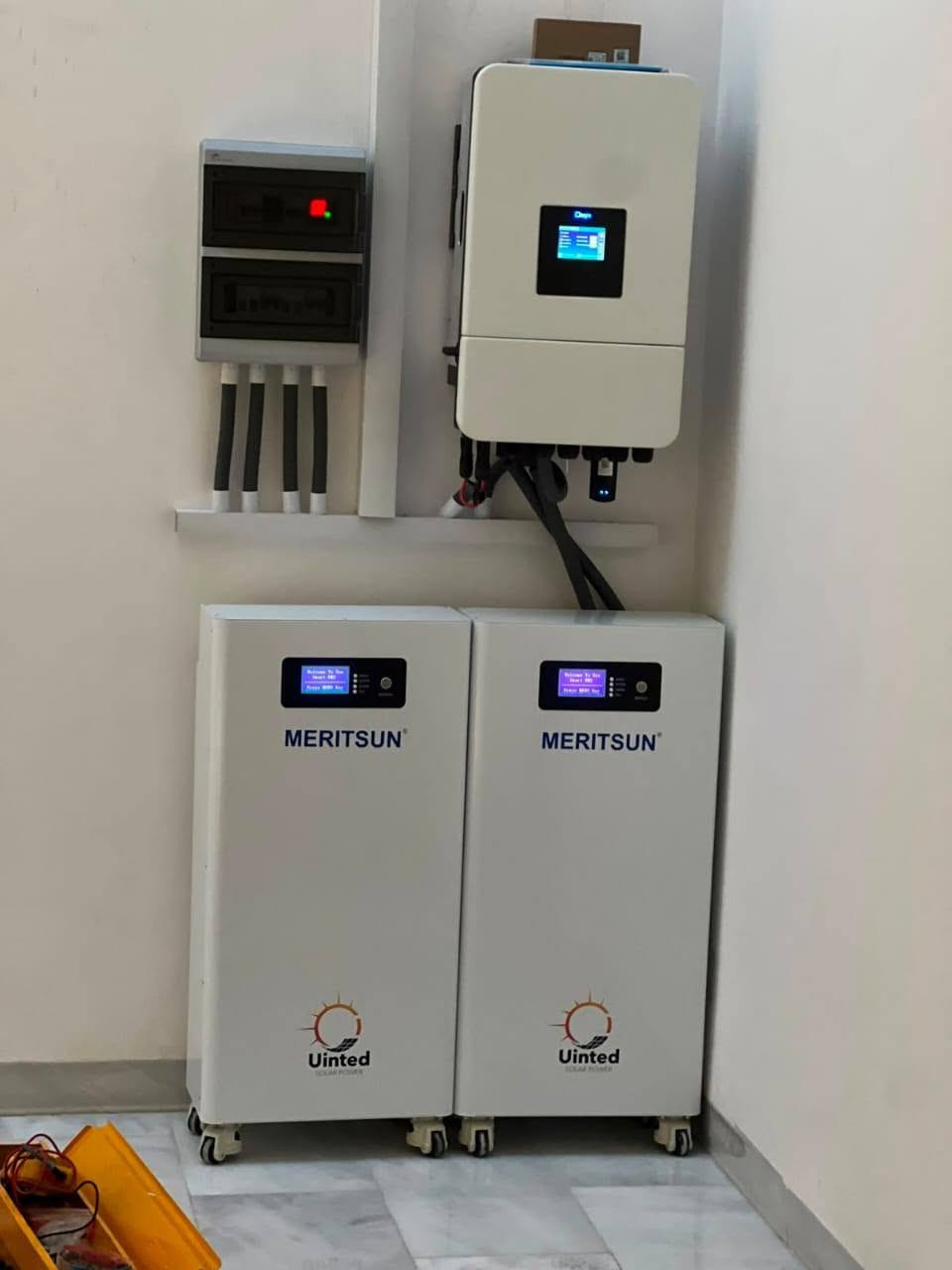 ***********لهنديه لطاقه لشمسيه انسب لئسعار ضمان 5سنوات  بئدارت الفني عباس المسكين================================================================================  
                        عرض أسعار: منظومة طاقة شمسية  
================================================================================  
  
[ البيانات الفنية للمنظومة ]  
--------------------------------------------------------------------------------  
• سعة السحب النهاري  : 15 أمبير (من الألواح مباشرة)  
• سعة السحب الليلي   : 10 أمبير (من البطاريات)  
• الألواح الشمسية   : 5 ألواح ذات كفاءة عالية (High Efficiency)  
• خازن الطاقة       : بطارية ليثيوم سعة 7 كيلوواط/ساعة (7 kWh LiFePO4)  
• محول الطاقة       : إنفرتر هجين (Hybrid Inverter) مع نظام إدارة ذكي  
• الملحقات والتوصيل : هيكل تثبيت، كوابل خاصة للطاقة، وقواطع حماية متكاملة  
  
--------------------------------------------------------------------------------  
[ قدرة التشغيل والتغطية ]  
--------------------------------------------------------------------------------  
1. التشغيل النهاري (حتى 15 أمبير):  
   تغذية الأحمال الأساسية والمتوسطة (تكييف، ثلاجة، فريزر، مضخة مياه، وإضاءة).  
  
2. التشغيل الليلي (حتى 10 أمبير):  
   تغطية الأحمال المستمرة (إضاءة، تلفزيون، مراوح، ثلاجة، وتكييف حسب تنظيم الاستهلاك).  
  
--------------------------------------------------------------------------------  
[ المميزات الأساسية ]  
--------------------------------------------------------------------------------  
• بطارية ليثيوم بعمر افتراضي طويل ودورات تفريغ عميقة (Deep Cycle).  
• تحويل تلقائي وسلس بين الألواح، البطارية، والشبكة بدون انقطاع.  
• حماية كاملة للمنظومة ضد التغير في الجهد والتماس الكهربائي.  
  
--------------------------------------------------------------------------------  
[ التكلفة المالية ]  
--------------------------------------------------------------------------------  
السعر الإجمالي : 3,650,000 $ (دينار عراقي)  
الشمولية       : التوريد، التركيب، البرمجة، والتشغيل الفعلي.  
  
================================================================================
