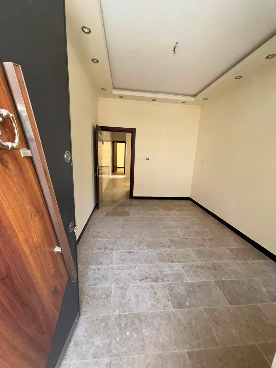 البديع للإستثمارات العقاريه 
دار للبيع ملك صرف طابو 
المساحه 50  م 
 عرض شارع 6
يحتوي على 3 غرف نوم🏗️ وصاله 🏗️ومطبخ 🏗️ خدمات عدد 3 
عنوان الدار حي القاهره  الدلفيه  عنوان المكتب حي القاهره حي المعلمين قرب بيتزه  بيروت واسواق حيدر  مكتب البديع
للاستفسار 
 ***********
