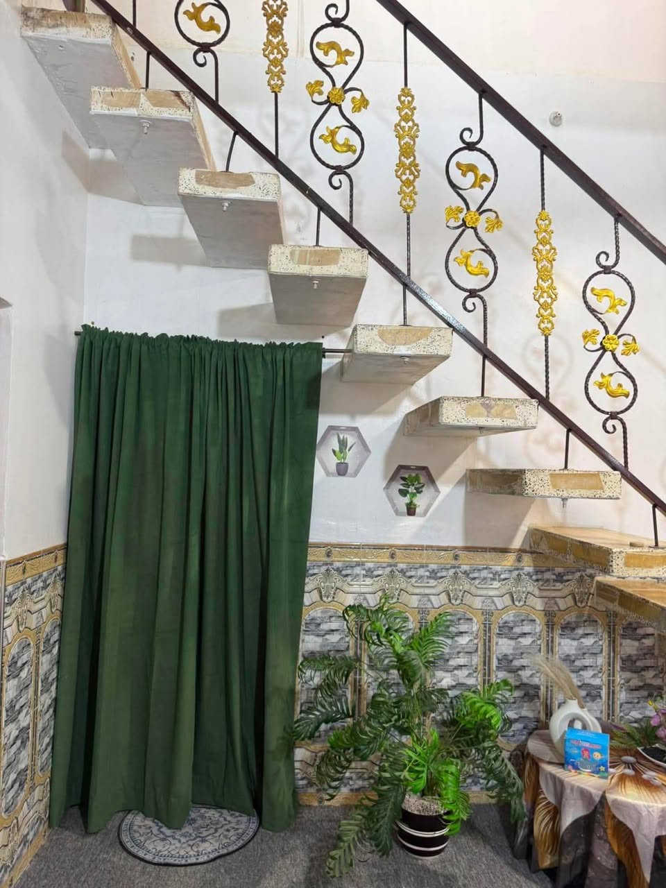 سلام عليكم ورحمه الله وبركاته 
دار سكن للبيع مساحه 140 متر 
بناء بلوك الأساس حجر السقف عكاده 
غرفتين صاله مطبخ استقبال تخاريج داخليه و خارجيه 
عنوان الدار النجف الاشرف الكوفة البراكيه قرب مدرسة الأهرام 
عنوان المكتب النجف الاشرف الكوفة البراكيه شارع السبيس التبليط شارع 20 ثاني مكتب عن الشارع العام 
نستقبل كافة عروضكم العقارية على مدار الساعة 
((مكتب عقارات الصادق))(((*********** وتساب))
سعر الدار 33 مليون مع المجال للمشتري الجاد 
زراعي إقرار محكمه مشمول بلتطويب
