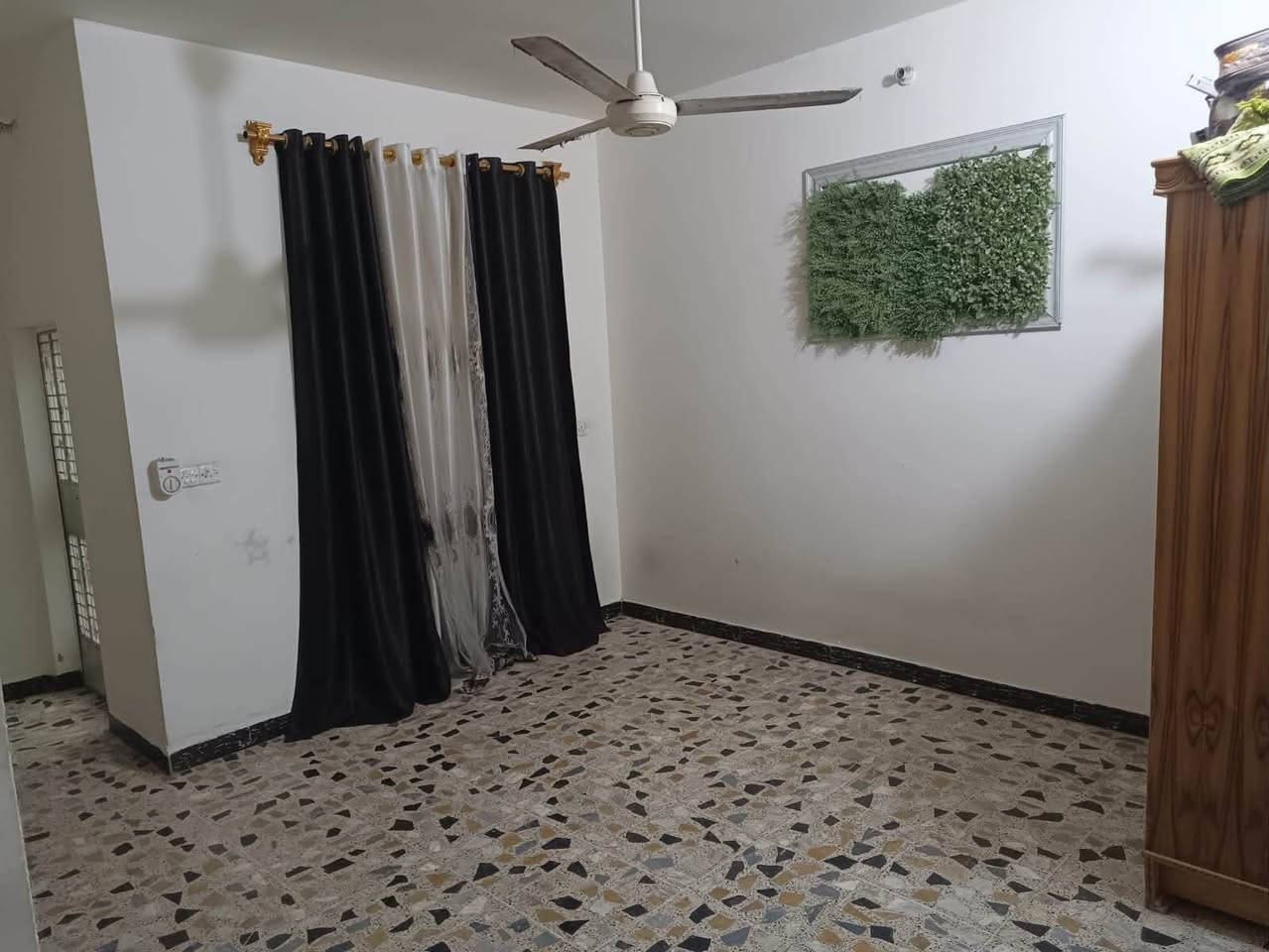 دار سكن مساحه 160متر شارع 8متر في حي نزال قرب جامع المكرمين طابقين بناء 2012 السعر الطلوب 138مليون وبيه مجال بسيط للاستفسار التواصل مع مكتب الحارث الشارع العام مقابل مطعم زرزور الجديد او الاتصال بالارقام ***********
***********8
