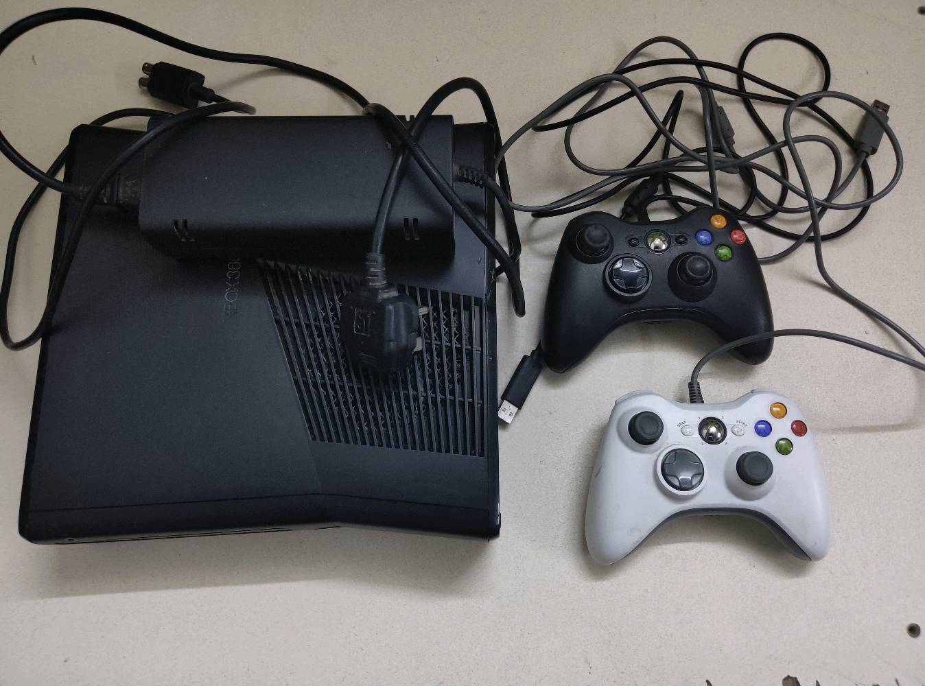 xbox 360
جهاز نضيف كامل ملحقات وبي يدتين وشاحنته الاصليه وبي 25 لعبه ومنهن معربات جهاز مامصلح بس معجون اني بدلتله اصلي ومايحمه 
سعر 100 وموجود توصيل 
*********** واتساب 