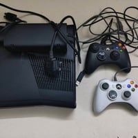 xbox 360 جهاز نضيف كامل ملحقات وبي يدتين وشاحنته الاصليه وبي 25 لعبه و...