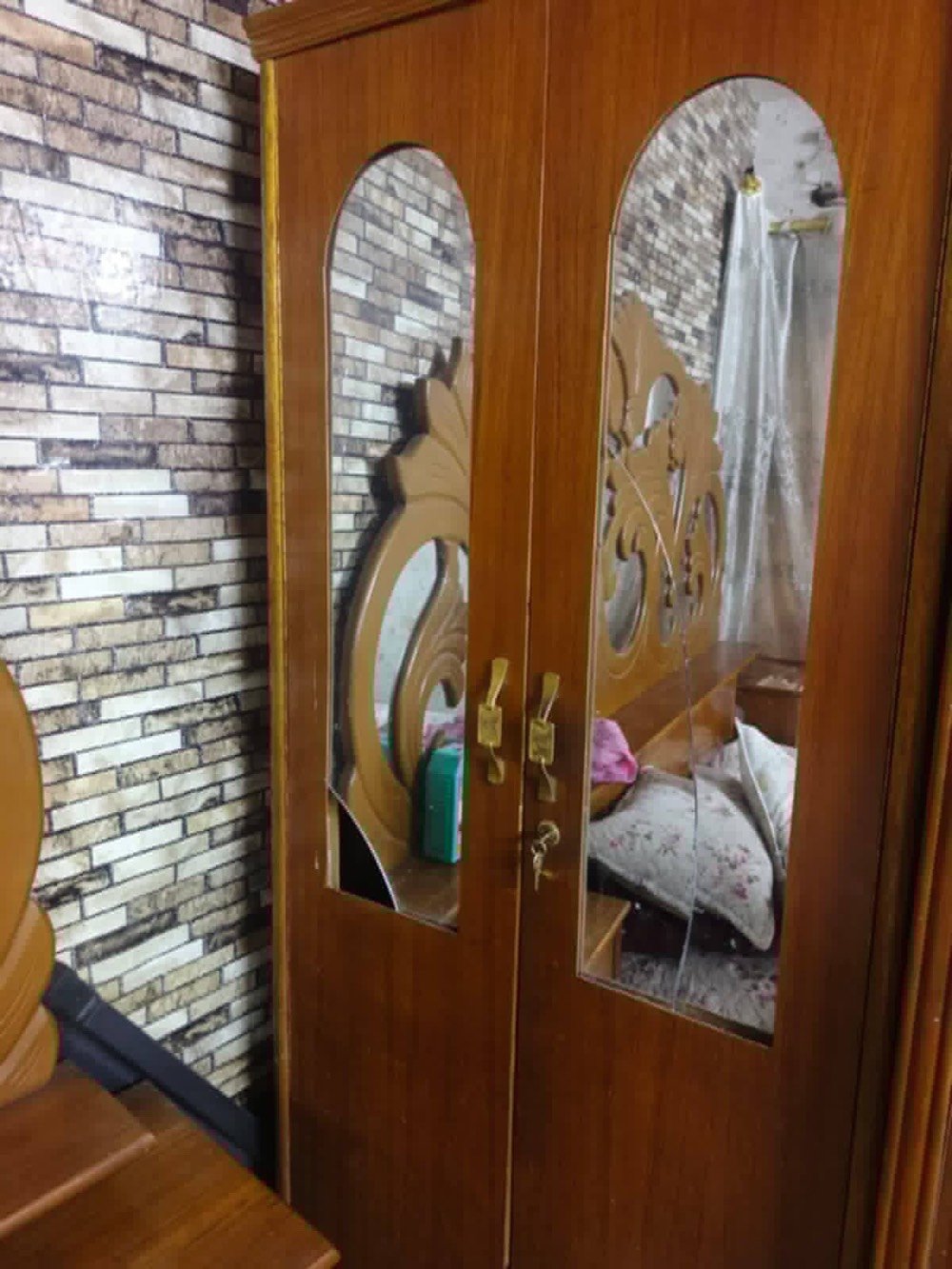 غرفه عراقي 6 قطع نضيفه ضرر بسيط  كومدي جربايه داخلها نضيف الباقي بيدون اي ضرر تكمه 
400 وبيها مجال
بغداد الامين الثانيه