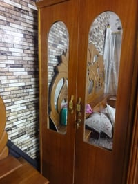 غرفه عراقي 6 قطع نضيفه ضرر بسيط  كومدي جربايه داخلها نضيف الباقي بيدون...