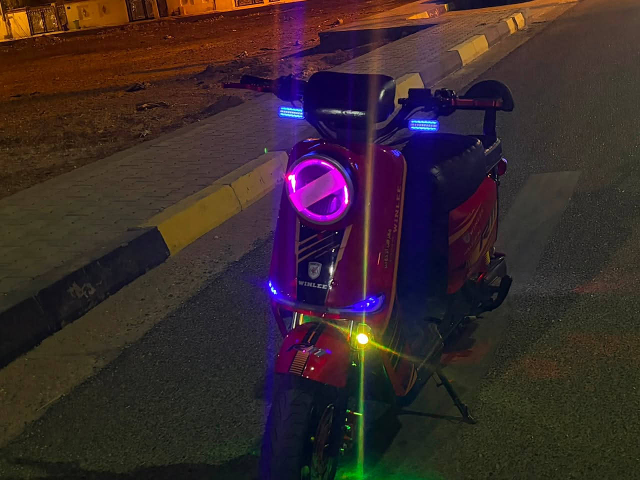 دراجة شحن R11 للبيع بيهه نطام R بك واربع نمر سرعة 120 حقيقي 72 وياها مدكرين البلادي ورياضي وسويجين وبصمتين لوحتين البلادية وواحد بصرة حساس الملف عطلان فقط الشاحنة الونلي سعر 500 مكاني بصرة ***********
