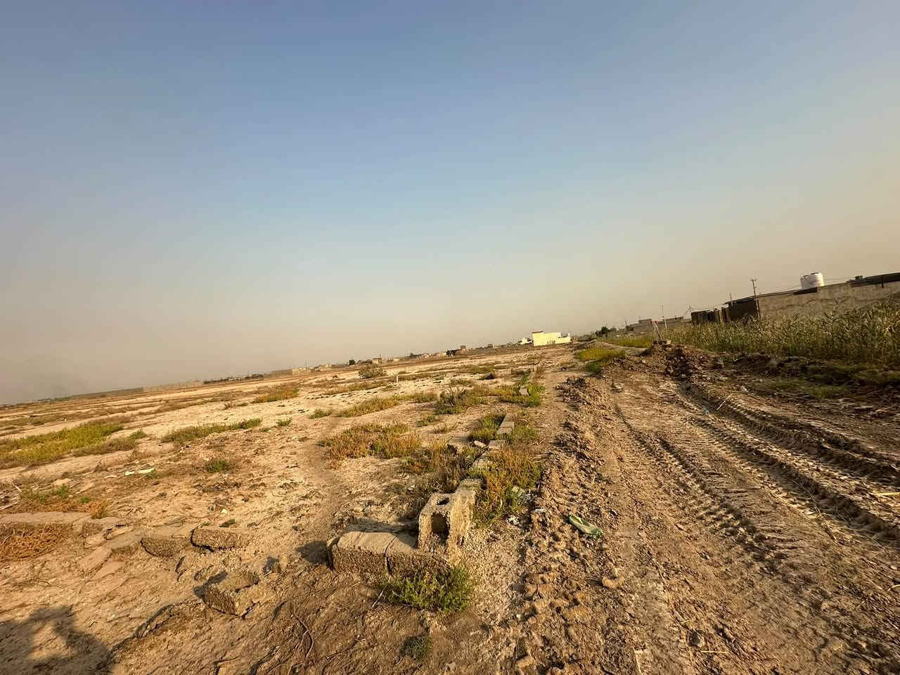 جمعه مباركه دونم  ركن زراعي البيع الواجهه ٣٢ نزال ١٠٠محدد بلوكًيتوفر مي مجاري كهرباء تبليط يبعد عنه ١٠٠متر تتوفر دوانم وقطع راضي مخدومه كافه المسحات وبسعار مناسبه سعر دونم )ب٦٠)وبي مجال العنوان الحميديه قرب ملعب علي مردونه مجاور أراضي علي اسمر  *********** مكتب دلاليه الكوثر العقار
