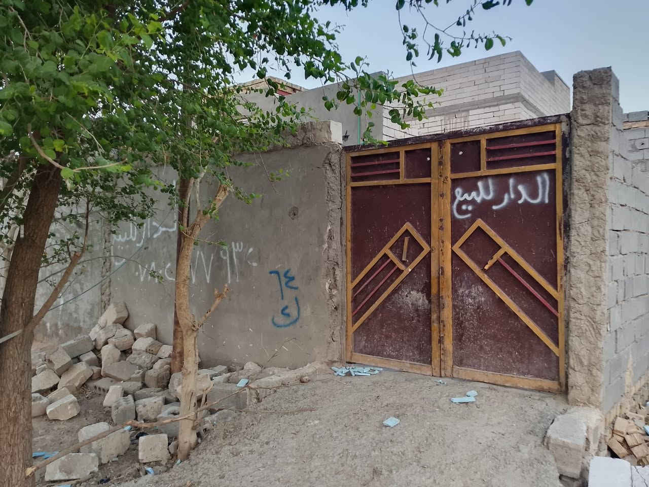 السلام عليكم بيت للبيع المساحه 100متر بيه غرفه وصاله وحمامات بناء بلوك عايز لبخ يعني ما ملبوخ كله المكان شارع اللادار قرب بانزين خانه إلسعر 11والشراي بي خير ويدلل تفاصيل اكثر اتصل ***********
