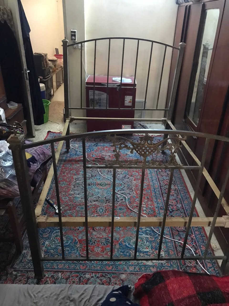السلام عليكم عندي سرير نفرين قديم نحاس للبيع بغداد السعر 500 ألف للاستفسار اتصال ***********
