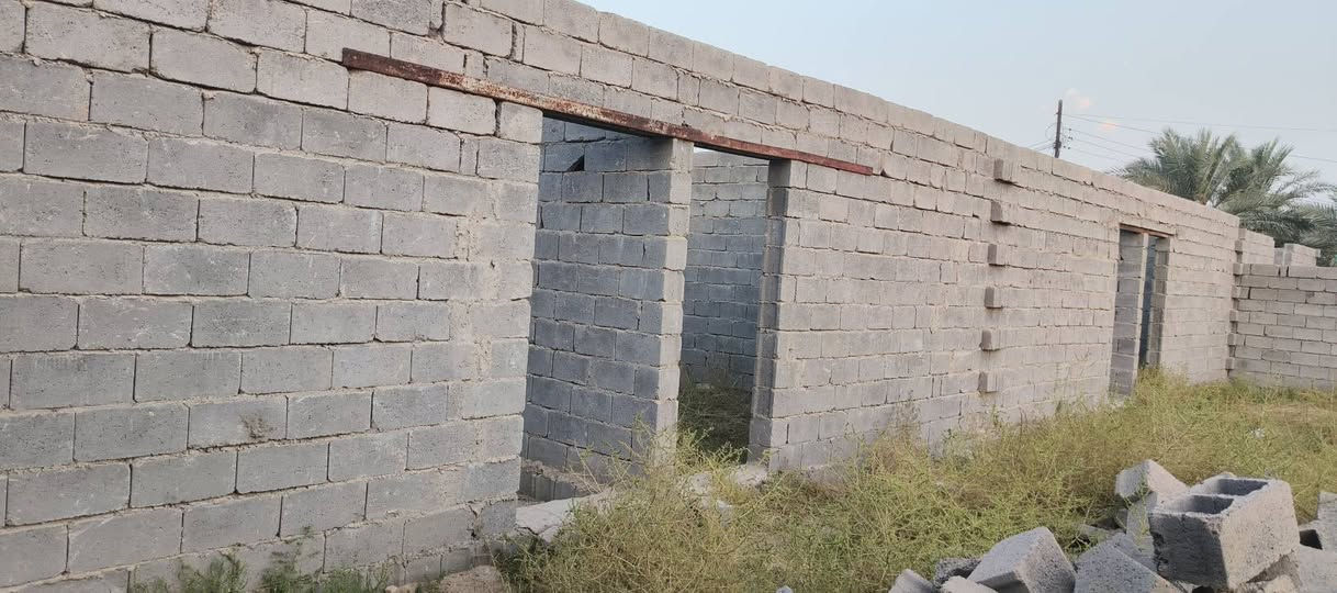 قطعه أرض مساحتها 200 متر مبني بها غرفتين للسكف مع ٧٠٠ بلوكه
محوله الكهرباء تبعد عليه عشره امتار + ماء قريب عليه موقعه حلو وفرعها مرتب 

معاملتها كامله مال تطويب للجنه كشفت عليه واخذت المعامله وتكدر تاكد من بلديه

موقعه خلف بيت قاسم اسويدان يم بيت أبو عمر طه خضير

للأستفسار *********** بي وتساب
