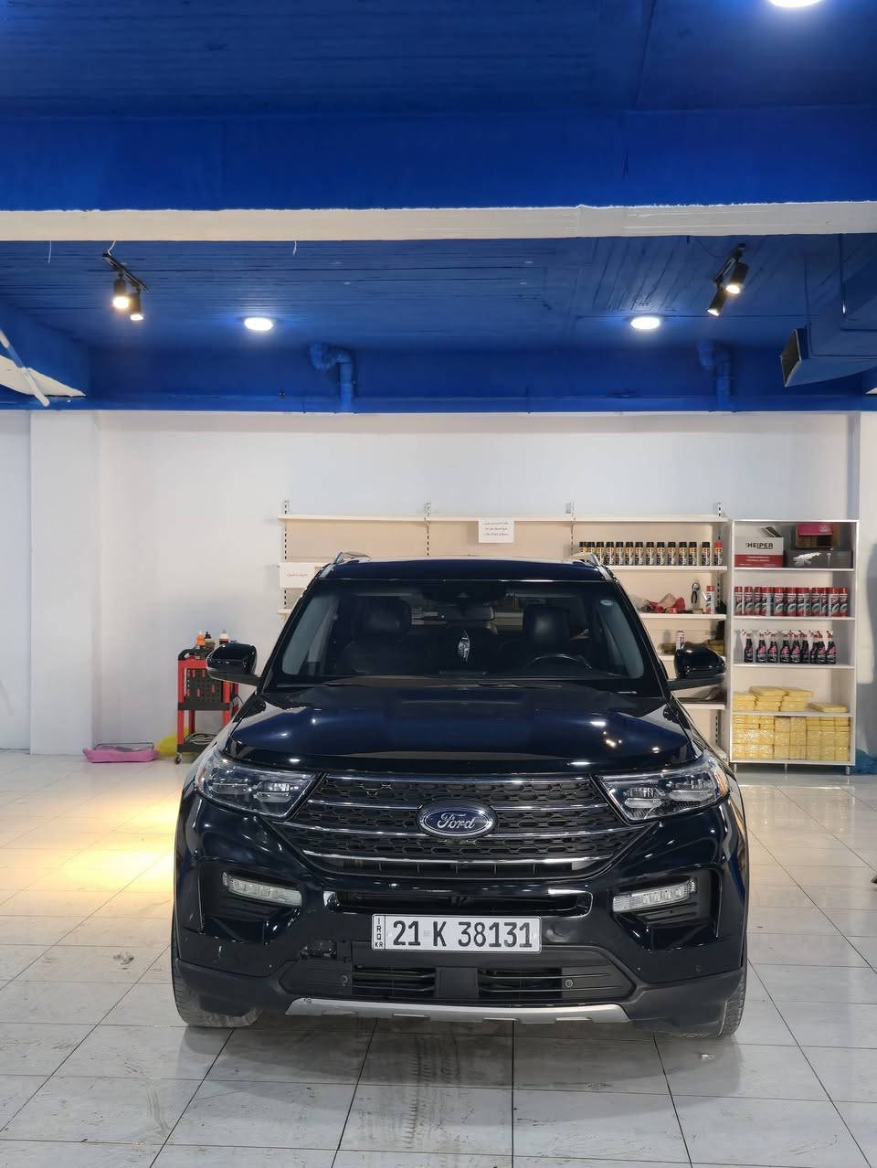 للبيع و تبدیل
فورد إكسبلورر 2021 @(Ford Explorer) للبيع، بالمواصفات التالية:
الموديل والمواصفات: ليميتد (Limited)، (ليس دبل إكسل).
اللون: أسود.
المظهر والراحة: بانوراما، تشغيل عن بعد، بصمة، شاشة كبيرة، نظام تثبيت السرعة.
الكراسي: ثلاث قطع (ثلاثة صفوف) جلد، كراسي VIP، الكراسي الأمامية (تدفئة وتبريد)، الكراسي الخلفية (تدفئة).
الأنظمة والمستشعرات: رادار، حساسات أمامية وخلفية، كاميرات 360 درجة (أمامية وخلفية)، مري كهربائية مع رادار جانبي.
الصندوق خلفي: كهربائي يفتح بالقدم (حساس القدم).
المحرك والإضاءة: محرك 4 بستن توربو، لايتات زينون، هيتر سكان، ويل كروم.
المسافة المقطوعة: 69 ألف ميل.
صبغ قطعتين (الباب الخلفي و الجاملغ الخلفي جهة الراكب).
الحادث في أمريكا كان ضربة أمامية خفيفة بدون وصول الضرر للداخل (فقط الدعامية كانت مكسورة).
الإيرباغات (البرشوتات) مبدلة ومطبوكة بالكامل عدا إيرباغ الراكب (السكن).

الفحص والنظافة:
الكير والمحرك والكهربائيات بشرط الفحص.
صدر الأوتومبيل (التقة والرقية) بشرط الفحص.
أرضية السيارة مبدلة حديثاً.
دهن المحرك مستبدل بدهن الشركة الأصلي (يمشيك 5 آلاف ميل).
الدسك (البريكات) جديدة.
الدشبول صافي تماماً ولا توجد أي علامة تحذيرية (شلع قلوب).
السنوية والرقم مجددة وصالحة لغاية عام 2028.
النواقص (العيوب):
الكرسي في الصف الثالث (جهة واحدة) لا ينطوي.
الكاميرا تفصل أحياناً (تشتغل وتقطع).

السعر والغرامات:
السعر المطلوب: 195 ورقة أمريكي (19,500$).
السيارة عليها غرامات بقيمة 3 أوراق، وسيتم خصمها (إرجاعها) للمشتري.

صور الحادث:
لمشاهدة صور الحادث في أمريكا، يمكنك زيارة الرابط التالي:
https://bid.cars/en/lot/1-44949043/2021-Ford-Explorer-1FMSK7FH2MGA85117

العنوان: محافظة السليمانية، إدارة رابرين، قضاء رانية.
رقم صاحب السيارة: ***********
