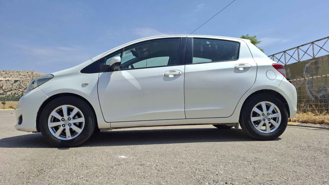 سلام عليكم 
تويوتا یارس ٢٠١٣ خەلیجی مەکینە ١٣ گێڕ و مەکینە بە شەرت تەبرید بەفر،  چوار پارچەی سبوغە بێ دەعم بی ناوگرتن،  سەنەوی تا ٢٠٣١ نوێیە،  ١٣٥٠٠٠ کیلۆمەتر ڕۆیشتووە نرخی 84 مەجالیشی تێدایە 
*********** كويسينجاك, أربيل
