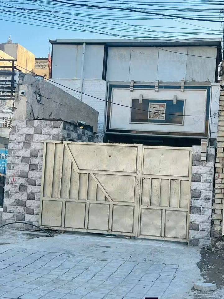 سلام عليكم من رخصت الادمن دار للبيع المساحة ٢٠٠متر يحتوي على غرفه نوم ومطبخ وهول وستقبال في طابق الارضي وثلاث غرف نوم في الطابق الاول ويحتوي على محلات تجارية عدد ٢لبيت عكاده لواجه ١٠ ونزال ٢٠الموقع الأمين الثانية الشارع الرئيسي الفاصل بين لامين والمعلمين قرب الصيدلية النظامية ***********او وات ساب صاحب العقار٠٠٤٤٧٩٥٨٥٧٣٠٩٠
