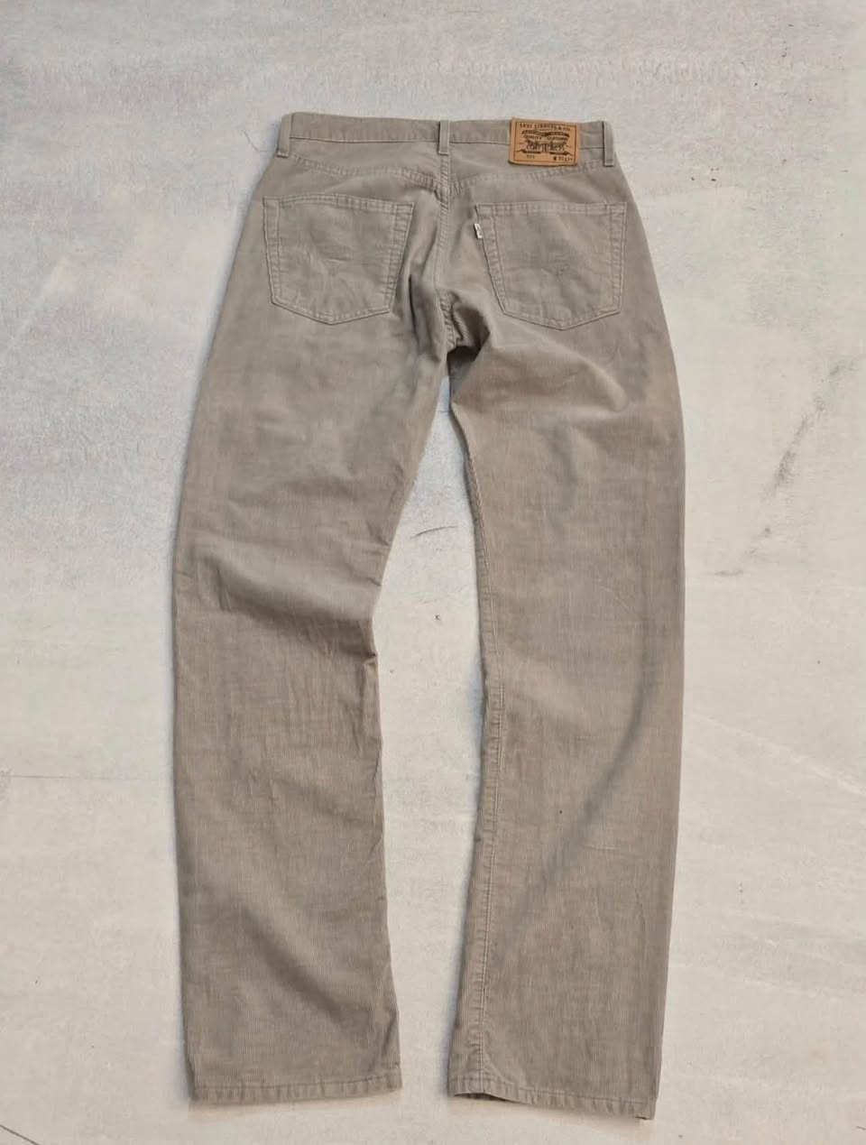 بنطلون مخمل مضلع قديفة كلاسيكي من انتاج شركة Levis
القياس 32 
طول 114
السعر 25 
النظافة 100%
للحجز خاص او واتس اب ***********
