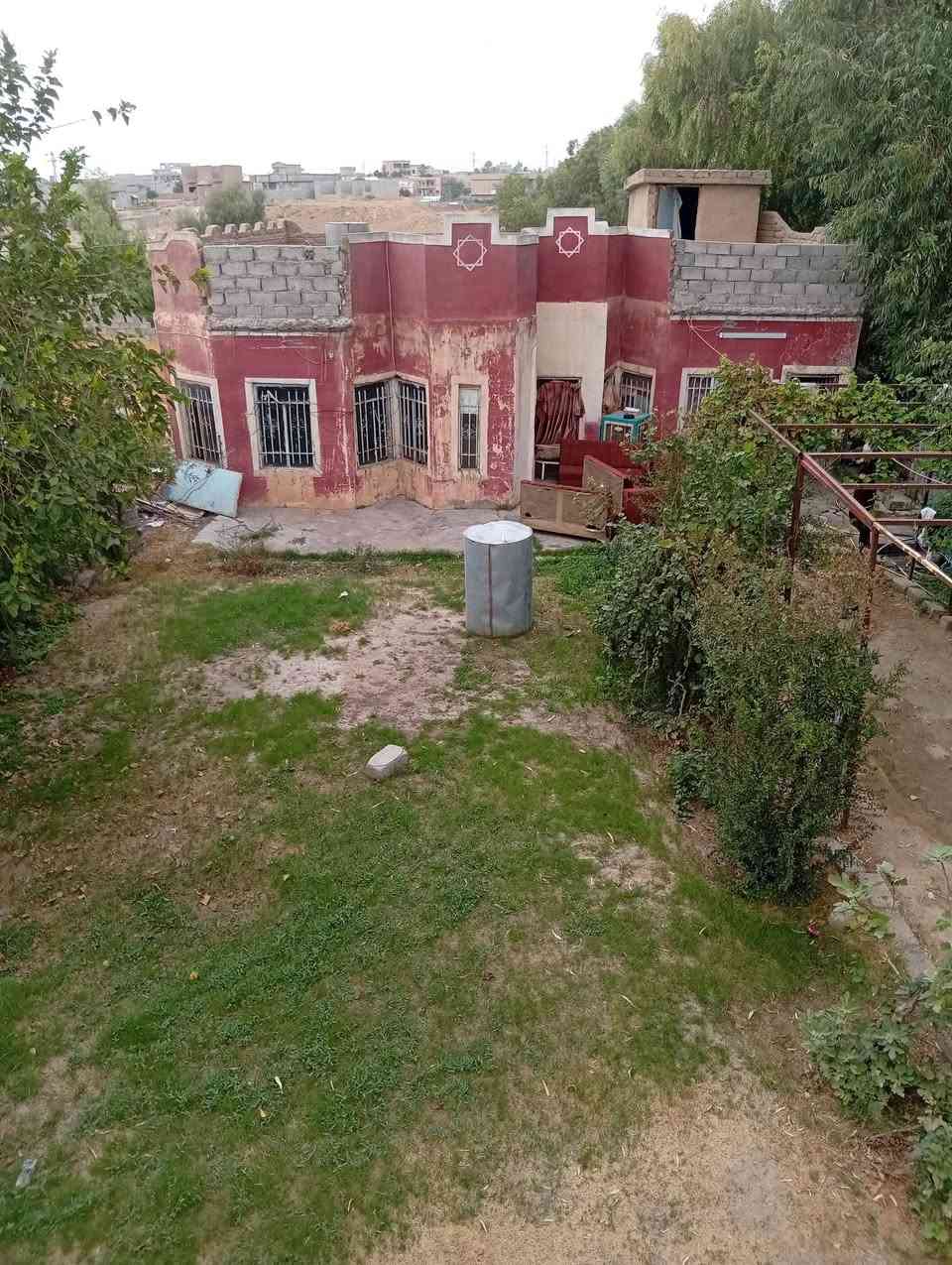 بيت ومحلات • مساحة ١٠٠٥٠ • بيع مستعجل