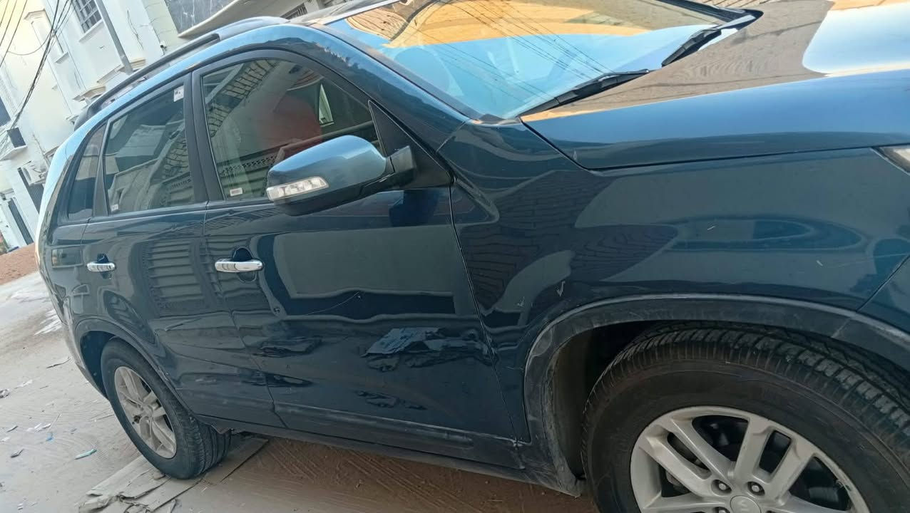🔥 كيا سورينتو 2015 للبيع – بحالة ممتازة وجاهزة للركوب 🔥
تفاصيل السيارة:
الموديل: كيا سورينتو (Kia Sorento) - موديل 2015.
المحرك: 4 سلندر بسعة 2.4 لتر بتقنية GDI (قوة واقتصاد ممتاز في استهلاك البنزين).
الكير: أوتوماتيك (6 سرعات) مع وضعية القيادة الاقتصادية.
الرقم واللوحة: رقم أربيل (أوراق كاملة، سنوية ووكالة أو تحويل بشرط).
المواصفات والتجهيزات:
محرك وقير وبككس بشرط الفحص والجاهزية.
كشافات أمامية مع عدسات هالوجين.
حساسات خلفية للمساعدة في الركن.
تحكم كامل من عجلة القيادة (أزرار الاستيرن) + مثبت سرعة (Cruise Control).
نظام صوتي متكامل يدعم (CD / Bluetooth / AUX / USB).
شاشة سامسونج 
شكنات جلد . بحاله ممتازه جداً
7 راكب
تخم تايرات جديد 
تكييف عالي الكفاءة (أمامي وخلفي).
عوارض سقفية تنظيمية (Roof Rails) + دواسات جانبية.
شلص خلفي وألواح حماية.
حادثهة جاملغ وبنيد (تبديل) جهة السايق
​النظافة: والبدن بحالة جيدة جداً، تخويش أو مصاريف إضافية لا يوجد، حدادية ونظام تعليق ناعم.
​
​معلومات البيع:
​مكان السيارة كربلاء 
​السعر: [ $13٫500 ] (قابل للتفاوض البسيط ).
​للتواصل والاستفسار: [***********/واتساب]
