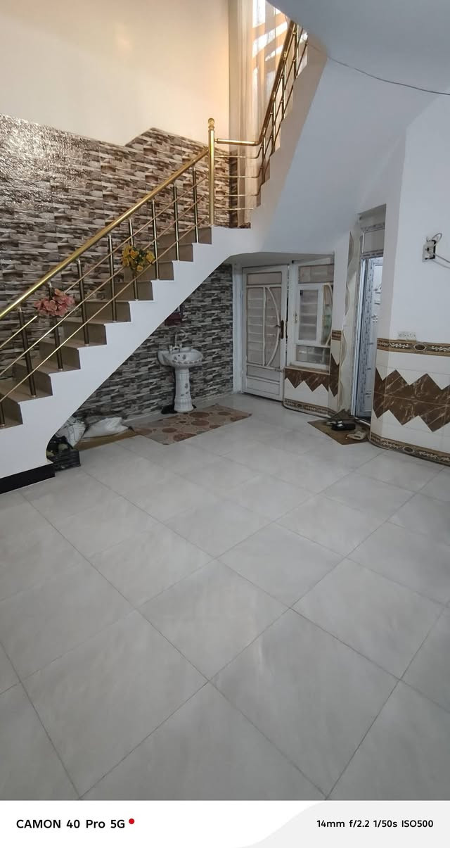 السلام عليكم ورحمة الله
دار طابو زراعي سند 25 
135 متر طابقين يحتوي على  غرفتين نوم وكيلدور ومطبخ واستقبال وصحيات خارجيه وداخليه بناء حديث بناء طابوق
مكانه حله نادر الثانية قريب جداً على الشارع الخدمي  للاستفسار خاص او اتصال ***********
