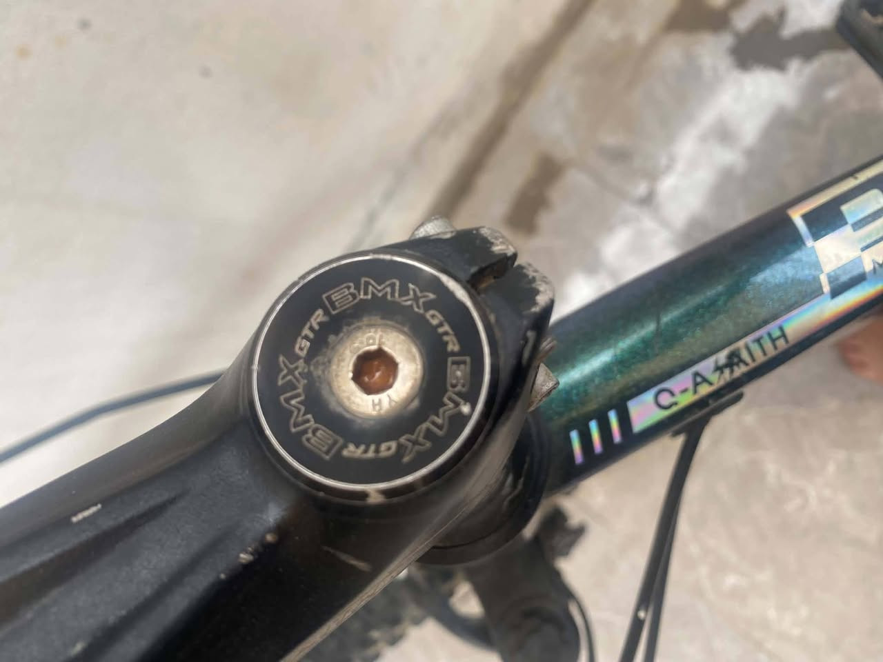 السلام عليكم عندي بايسكل BMX gtr جبلي لون مميز زيتوني ميتاليك سعر الصبغ بسعر البايسكل دبلات امامي يشتغل والخلفي همين 2 دبلات يعني والويل اثنينهم فولاذ المنيوم والبريكات  دسكات شلون السياره سعر البايسكل 69 ألف مكاني بابل ويجي وياه كشن اصلي هديه

