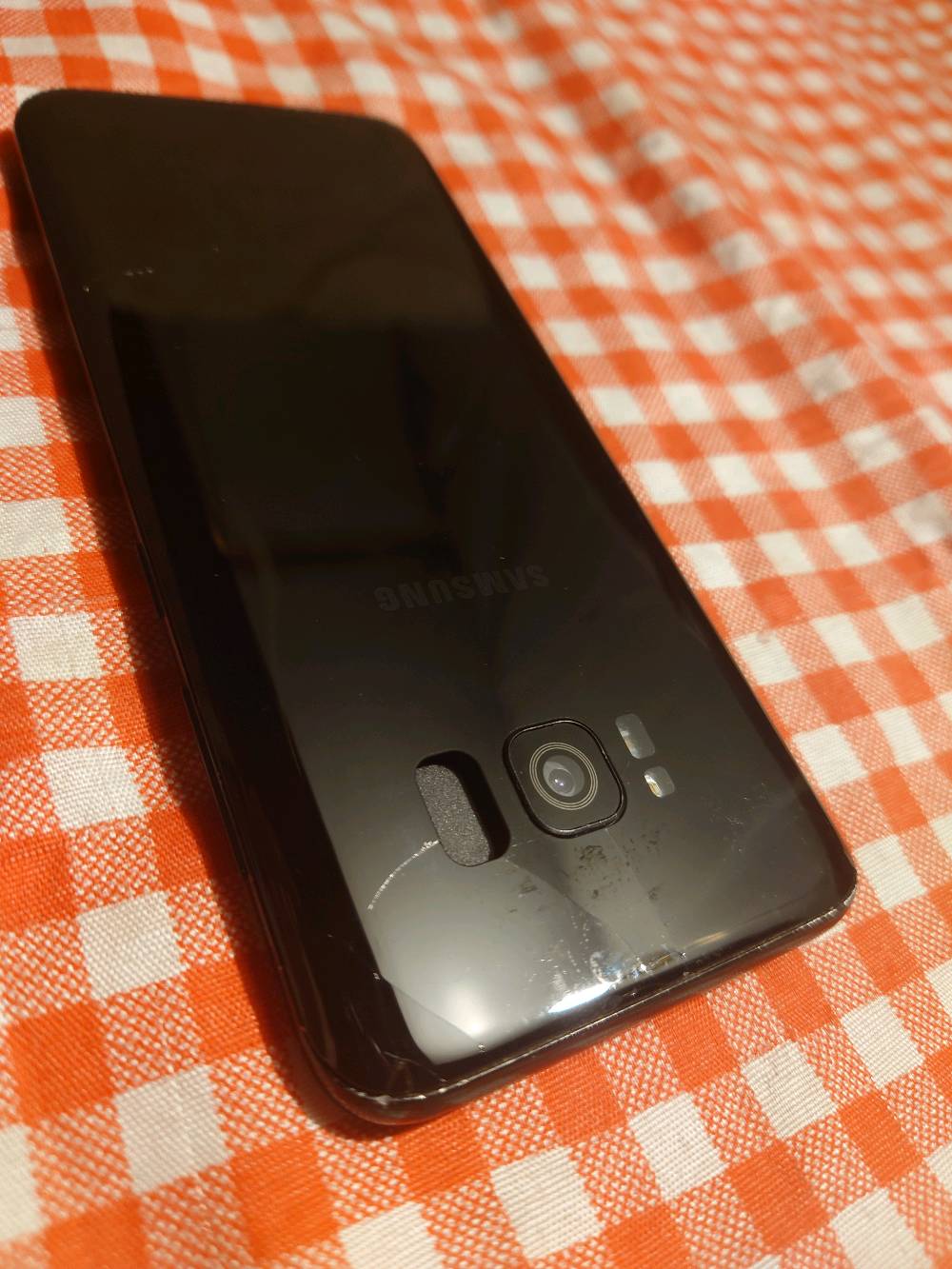 السلام عليكم 🌹
هاتف كلكسي اس 8 (Galaxy S8) فلاكشب 2017 بسعر فقط 75 ألف 💰
وأكيد بي مجال 🤝

📌 العيوب موضحة بالصور:
• ظهر مفطر 📍
• بصمة ضايعة فقط لا غير ❌

🖥️ الشاشة:
الشاشة بلادي مطبعة تيك توك وإنستا وطبع عادي، وطبيعي يصير بكل شاشات الأوليد 📱
والهاتف ما مبدل بي أي شي،
وبالوضع الداكن ماكو أي طبع يضهر، عدا اللون الأزرق الي فوق، وما مأثر 👍

🔄 وأقبل مراوس بـ:
📱 آيفون 7-8 بلس أو عادي
والسبب أريد أسوي له جلبريك 🍎

🚚 التوصيل: ما عندي، يعني المندوب عليك؛ ينطيني الفلوس وأنطي التلفون 💵📦

📍 مكاني: بغداد، شارع حيفا

📸 مواصفات إضافية:
• يصور 4K 60FPS 🎥🔥
• نظام OneUI 2.5 مستقر جداً ✅
• HadesROM Q، بورت من نوت 9

🔋 التلفون ما مبدل بي أي شي عدا العيوب، والبطارية حالها حال بطارية 5000 ملي أمبير، ما تصرف أبد 🔋😂

🔥 الهاتف بيع أو مراوس ومستعجل بي!
وأيضاً بي مجال 🤝
رقمي ***********