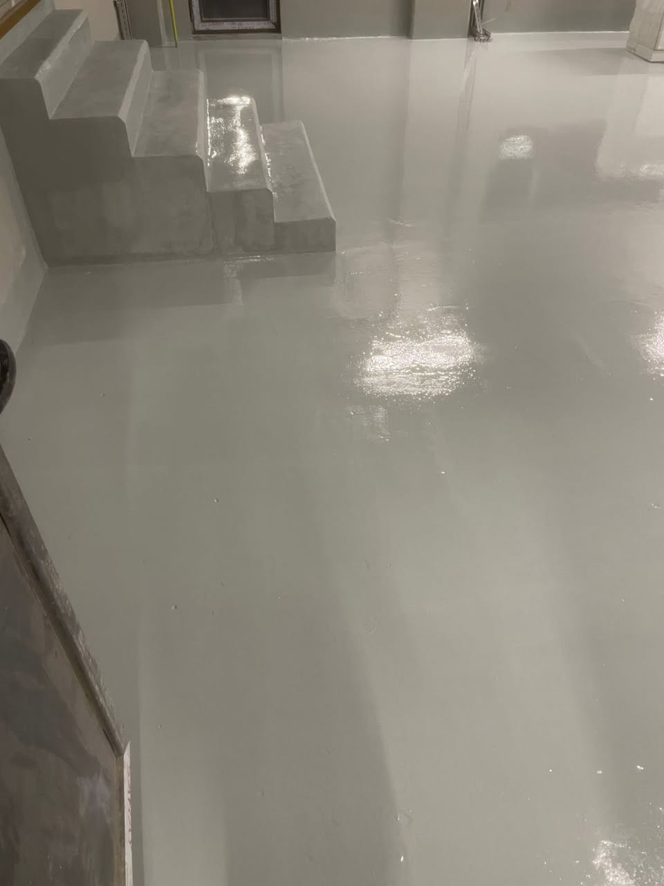 🏗️ بيتك أمانة.. احمهِ من الرطوبة والحرارة للأبد! 🏗️
هل تعاني من مشاكل تسرب المياه أو الحرارة العالية؟ الحل ليس مجرد "صبغة"، الحل هو نظام البولي يوريثان المتكامل الذي نقدمه لكم بأعلى المعايير الهندسيّة.
نحن لا نضع المادة فحسب، بل نتبع خطوات علمية دقيقة تضمن لك عزلاً يدوم لسنوات:
🛠️ منهاجنا في العمل (خطوات الإتقان):
1. التنظيف الشامل: إزالة كافة الأتربة والشوائب لضمان تماسك المادة.
2. حف "الكوسرة": تسوية السطح وفتح المسامات لضمان التصاق المادة بالخرسانة.
3. الغسل الأول: إزالة الغبار الناتج عن الحف.
4. معالجة التشققات: ترميم وتصليح كافة الفطور والتشققات بمواد إنشائية خاصة.
5. عزل التوصيلات: عزل دقيق لأنابيب السبالت والمجاري لمنع أي تسريب مستقبلي.
6. الغسل النهائي: التأكد من نظافة السطح بنسبة 100% قبل البدء.
7. طبقة البرايمر (Primer): طبقة الأساس لتعزيز الالتصاق ومنع الرطوبة.
8. المادة النهائية (Polyurethane): تطبيق الطبقة العازلة التي تحمي من مياه الأمطار وأشعة الشمس الحارقة.
9. فحص العزل بالماء بمدة لاتقل عن 24 ساعه حتى نضمن لك العمل 100‎%‎
✨ لماذا تختار "المهندس للعزل والترميم"؟
✅ خبرة ميدانية في كبرى مشاريع البنى التحتية.
✅ استخدام أجود المواد العالمية.
✅ دقة في المواعيد وإتقان في التفاصيل.
✅ ضمان حقيقي وراحة بال طويلة الأمد.
📞 للاستفسار والحجز، تواصل معنا الآن:
[***********]
📍 أربيل وكافة المناطق المجاورة
المهندس للعزل والترميم.. القوة في الأداء، والضمان في التنفيذ.
