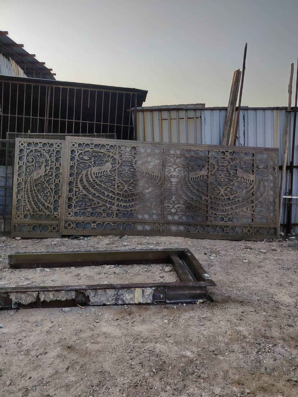 باب سياج عرض 5.60 ارتفاع 2.5 يصلح باب مزرعه شغل درجه أولى للبيع *********** السعر مليون وبي مجال قليل
