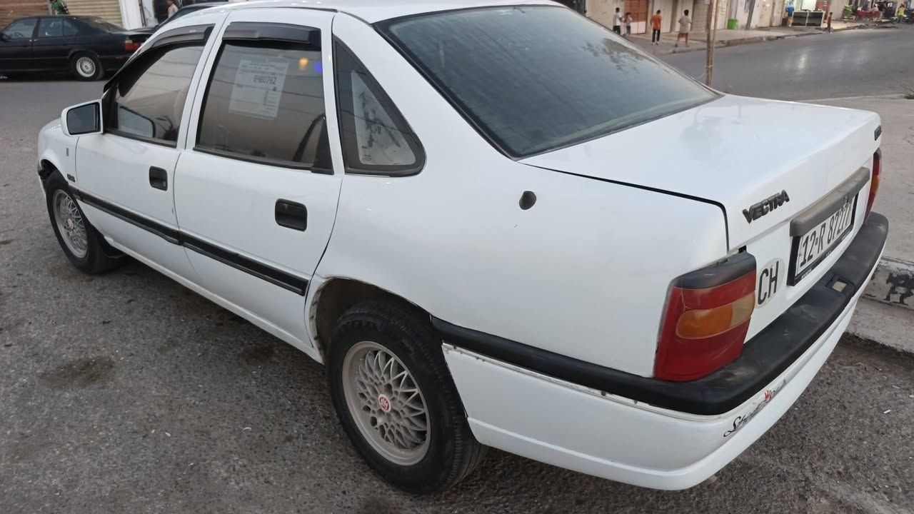 اوبل حجم ١٦
موديل ١٩٩٢
شرط التحويل
شرط الكص والكلب
بلا ضربه 
السقف بي اشويه تلكيطات
السعر٤٠ وبيها مجال قليل
موصل الأيمن 
*********** واتساب
***********
