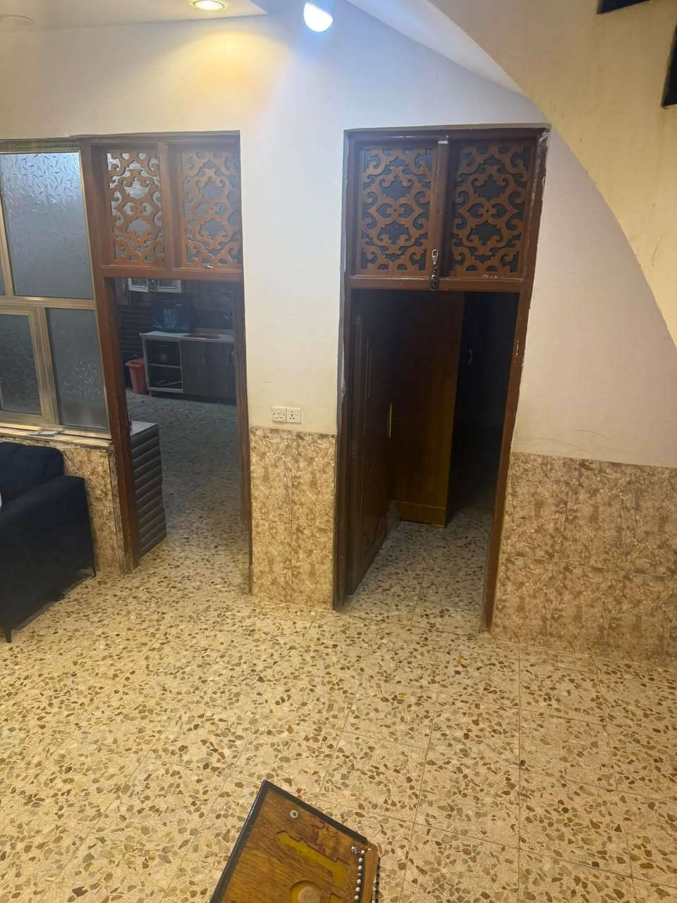 💥 فرصة العمر بين يديك من مكتب الوسام الذهبي! 💥
دار للبيع بمواصفات ملكية وبناء حديث درجة أولى (سوبر ديلوكس)، بموقع من أروع وأرقى أماكن الحلة!
تفاصيل العقار:
 * المساحة: 300 متر مربع
 * النوع: طابقين – بناء حديث درجة أولى
 * التقسيم الداخلي:
   * 4 غرف نوم واسعة
   * 3 مجمعات صحية متكاملة
   * صالة ضيوف + كيلدور
   * مطبخ حديث + كراج سيارة + حديقة داير داير
 * السند والملكية: طابو زراعي (سند محول وكامل باسم صاحب الدار 100%)
الموقع والمميزات:
 * العنوان: حلة بابل – شارع 60 (خلف حلويات ريف دمشق)
 * المميزات: منطقة هادئة، راقية، كاملة الخدمات، ومكان كلش مميز وقريب على الشارع الرئيسي!
📞 للمعاينة والاستفسار:
 * مراجعة: مكتب الوسام الذهبي العقاري
 * الاتصال أو الواتساب: ***********

