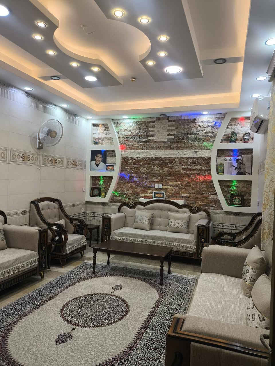 بيت للبيع مساحه ٢٠٠ م ركن طابو صرف على شارعين ١٥ م بناء جديد طابقين طابوك صب مسلح يحتوي على استقبال وصاله و٥ غرف نوم ومطبخ وصحيات  وكراج موقع البيت مميز جدا مقابل المستوصف عنوان كربلاء حي المجتبى أي استفسار اتصل ***********  نستقبل جميع العروض في انحاء كربلاء
سعره   ٣٩٠ مليون بي مجال قليل
