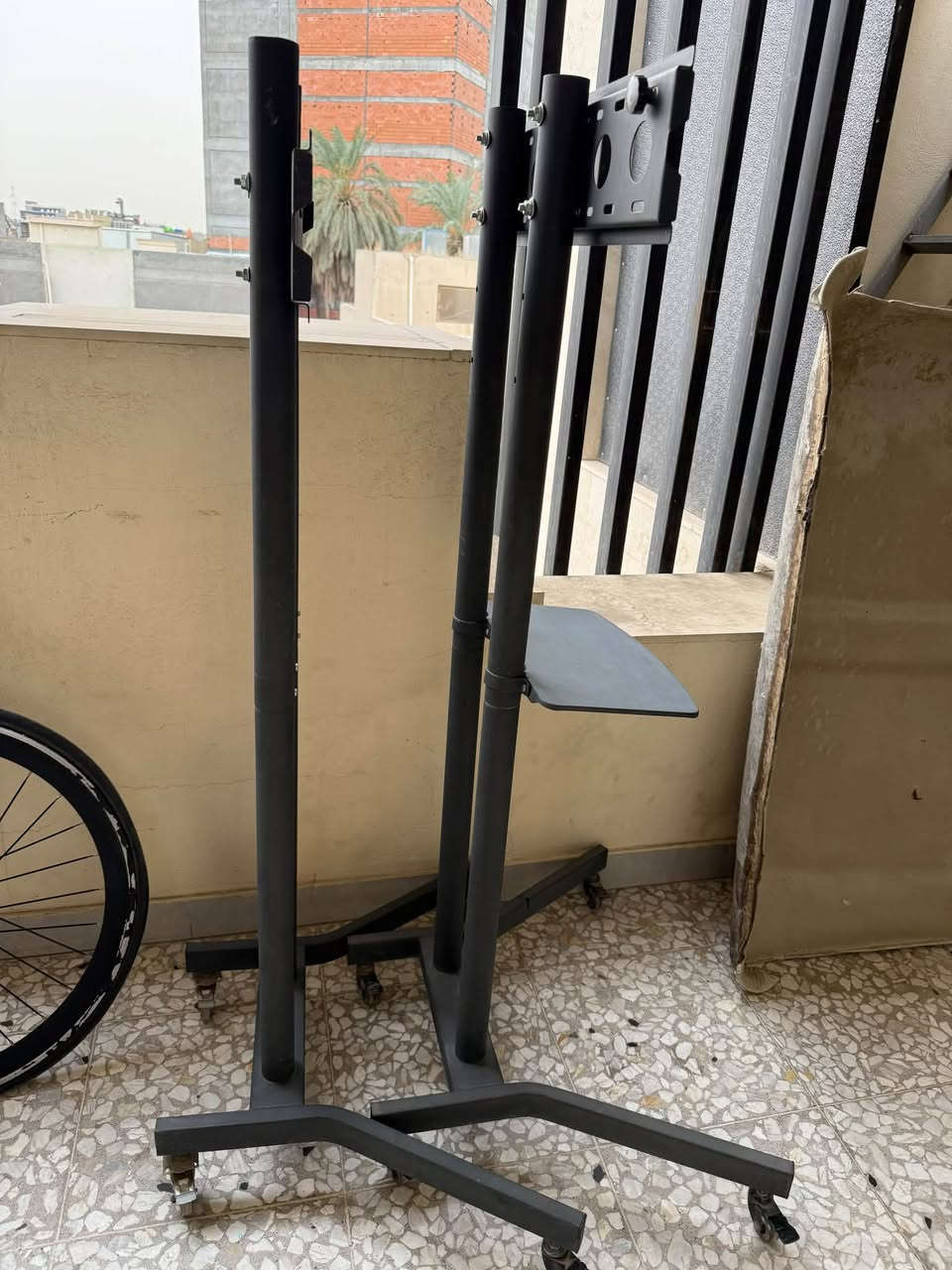 ستاند شاشة • نظيف • عدد ٢