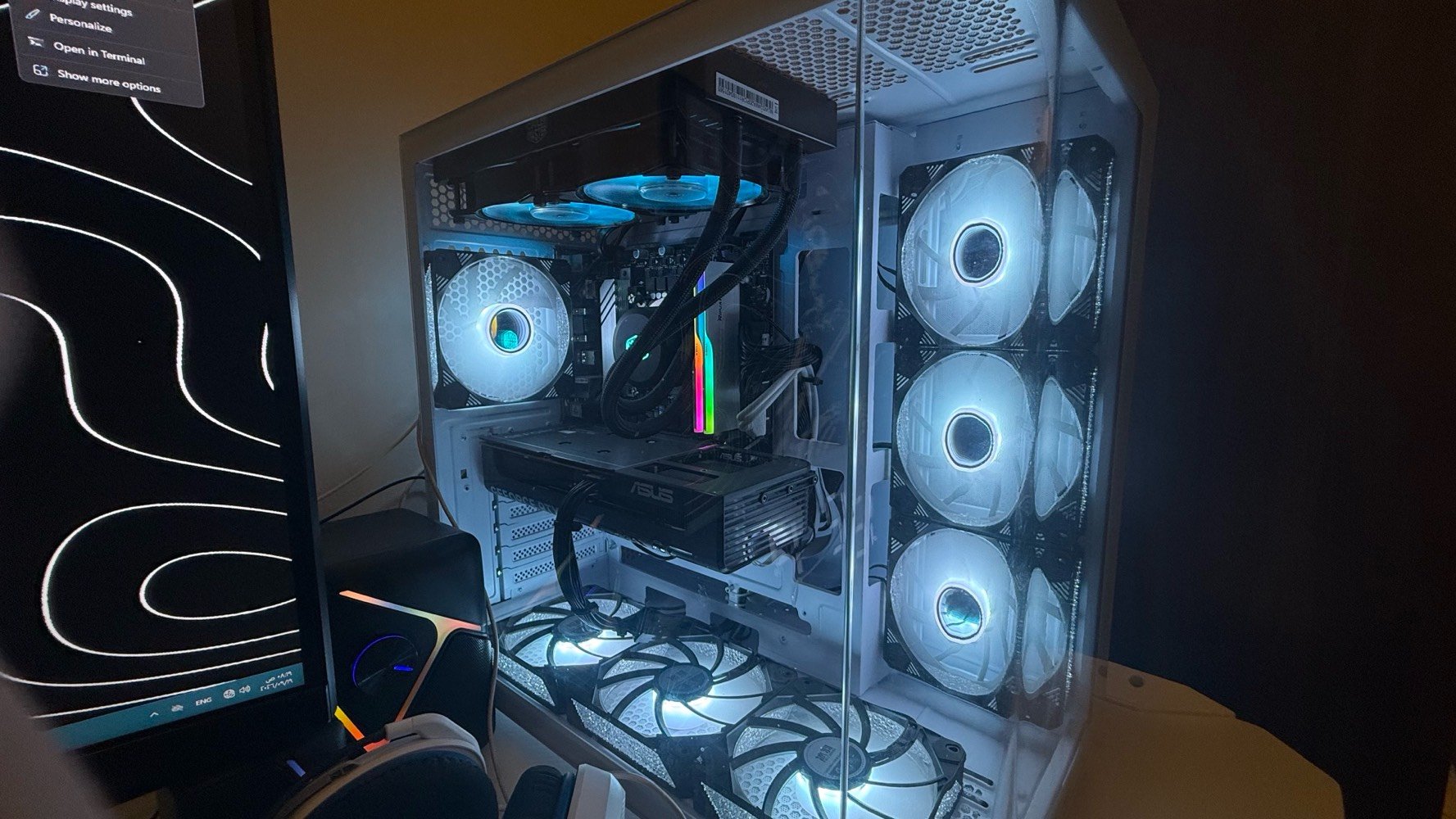 🖥️🔥 PC + SETUP كامل للبيع | نظيف جدًا

للبيع PC مع Setup كامل، مستخدم لمدة شهر فقط، وجميع القطع جديدة وحالتها ممتازة.

🎮 مواصفات الـPC:

🔹 CPU: Intel Core i5-14400F — المعالج: إنتل كور i5-14400F

🔹 GPU: ASUS PRIME GeForce RTX 5060 OC 8GB — كرت الشاشة: أسوس برايم RTX 5060 OC سعة 8GB

🔹 Motherboard: ASUS PRIME B760M-K DDR5 — اللوحة الأم: أسوس برايم B760M-K DDR5

🔹 CPU Cooler: Cooler Master MasterLiquid ML240L RGB 240mm — المبرد المائي: كولر ماستر ML240L RGB قياس 240mm

🔹 RAM: G.Skill Ripjaws M5 RGB DDR5 32GB 6000MHz (2×16GB) — الرام: جي سكيل ريبجوز M5 RGB DDR5 سعة 32GB بتردد 6000MHz

🔹 PSU: MSI MAG A650GL PCIe 5 650W Gold Full Modular — مزود الطاقة: إم إس آي MAG A650GL PCIe 5 بقوة 650W Gold وFully Modular

🔹 SSD: WD Blue SN5100 1TB PCIe 4.0 NVMe — وحدة التخزين: ويسترن ديجيتال WD Blue SN5100 سعة 1TB PCIe 4.0 NVMe

🔹 Case: Jungle Leopard AC01 + 7 ARGB Fans — الكيس: جانغل ليوبارد AC01 مع 7 مراوح ARGB

🖥️ محتويات الـSETUP:

• Monitor: Samsung Odyssey G5 27” 2K 165Hz — الشاشة: سامسونج أوديسي G5 قياس 27 إنچ، 2K، 165Hz

• Keyboard & Mouse: Red Thunder — الكيبورد والماوس: ريد ثندر

• Headset: HyperX — السماعة: هايبر إكس

• Gaming Chair: RLINDI — الكرسي: RLINDI

• Digital Clock — ساعة رقمية

• Desk — ميز / مكتب جديد

• RGB Lighting — إضاءة RGB 🌈

✨ الجهاز والـSetup بحالة ممتازة ونظيف جدًا، استخدام شهرين فقط.

💰 السعر: 2,250,000 د.ع
🤝 السعر قابل للتفاوض للجادين

📍 العنوان: صلاح الدين / سامراء
🚚 التوصيل متوفر

📸 الصور حقيقية للجهاز والـSetup.
b
📩 للاستفسار والتفاصيل، مراسلة خاص.

📱***********
التجميعة عليها ضمان بعد لو خلص؟ وإذا موجود، شكد المدة وعلى أي قطع بالضبط؟: 
عليها ضمان شهر 
شنو حالة القطع هسه؟ بيها أي صيانة/تبديل/خدوش أو ملاحظات لازم المشتري يعرفها؟: 
القطع جديدة وحالة ممتازة
الشاشة سامسونگ Odyssey G5: شكد عليها استخدام تقريبًا؟ وبيها أي بكسلات ميتة/خدوش/هالات أو مشاكل بالمنحني؟: 
شاشة جديدة استخدام شهر
شنو السعر النهائي إذا البيع سريع؟ وتريد تسليم يد بيد بسامراء لو هم ترسل/توصّل لباقي المناطق؟: 
السعر النهائي 2مليون عراقي
توصيل متوفر لكل مكان.