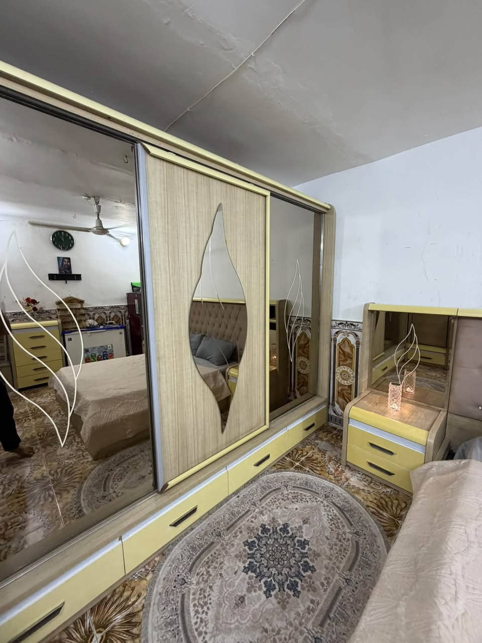 غرفه تركي ٩ قطع خشب كله ثقيل سرير جك  نشرات كلها شغاله نضيفه كلش
مكان حله قرب جسر بته سعر ٧٥٠ وبيها مجال بسيط
