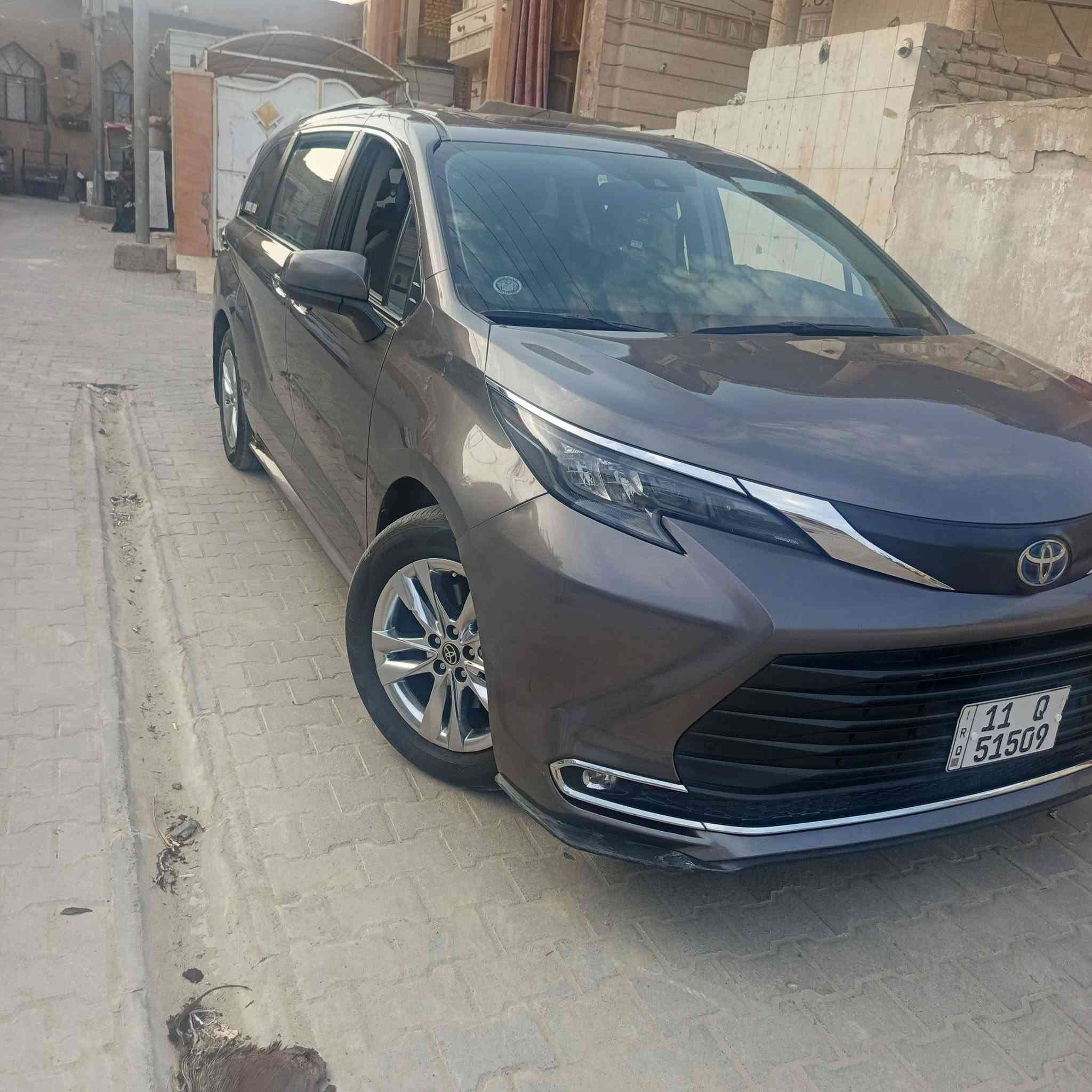 سلام عليكم تيوتا سينا 2024 رقم بغداد هايبرد فول مواصفات ماشيه 35 ميل بنرامه بيبان كهربائي وتو هولد رادار تحكم بل ستيرن هندبريك. دكمه جنطه كهربائي تحكم بل كشن المامي  مانع انزلاق وهواي بعد مواصفات سياره ما متعوبه ضربته موضحه بل صوره سعره 300 وبيه مجال استفسار ***********
